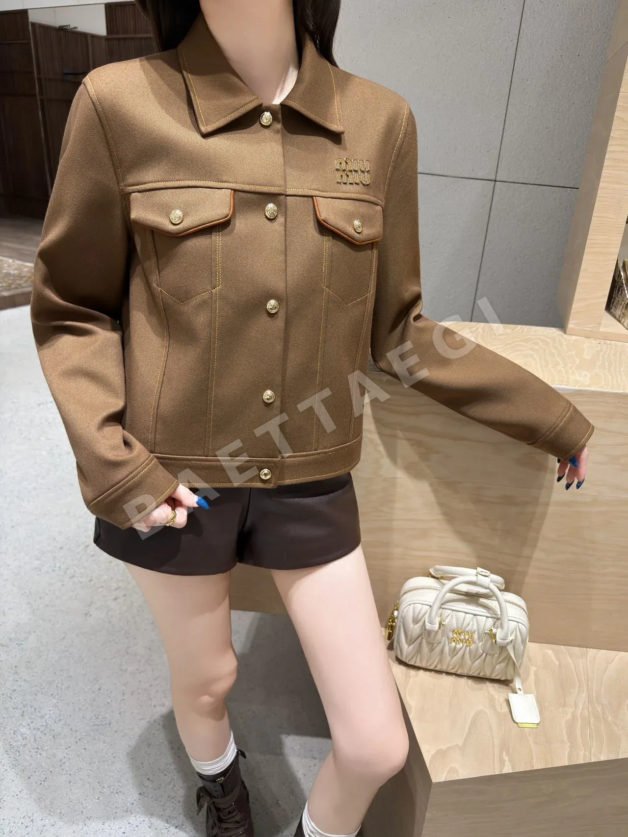 미우미우 질감 소재 여성 자켓 163786