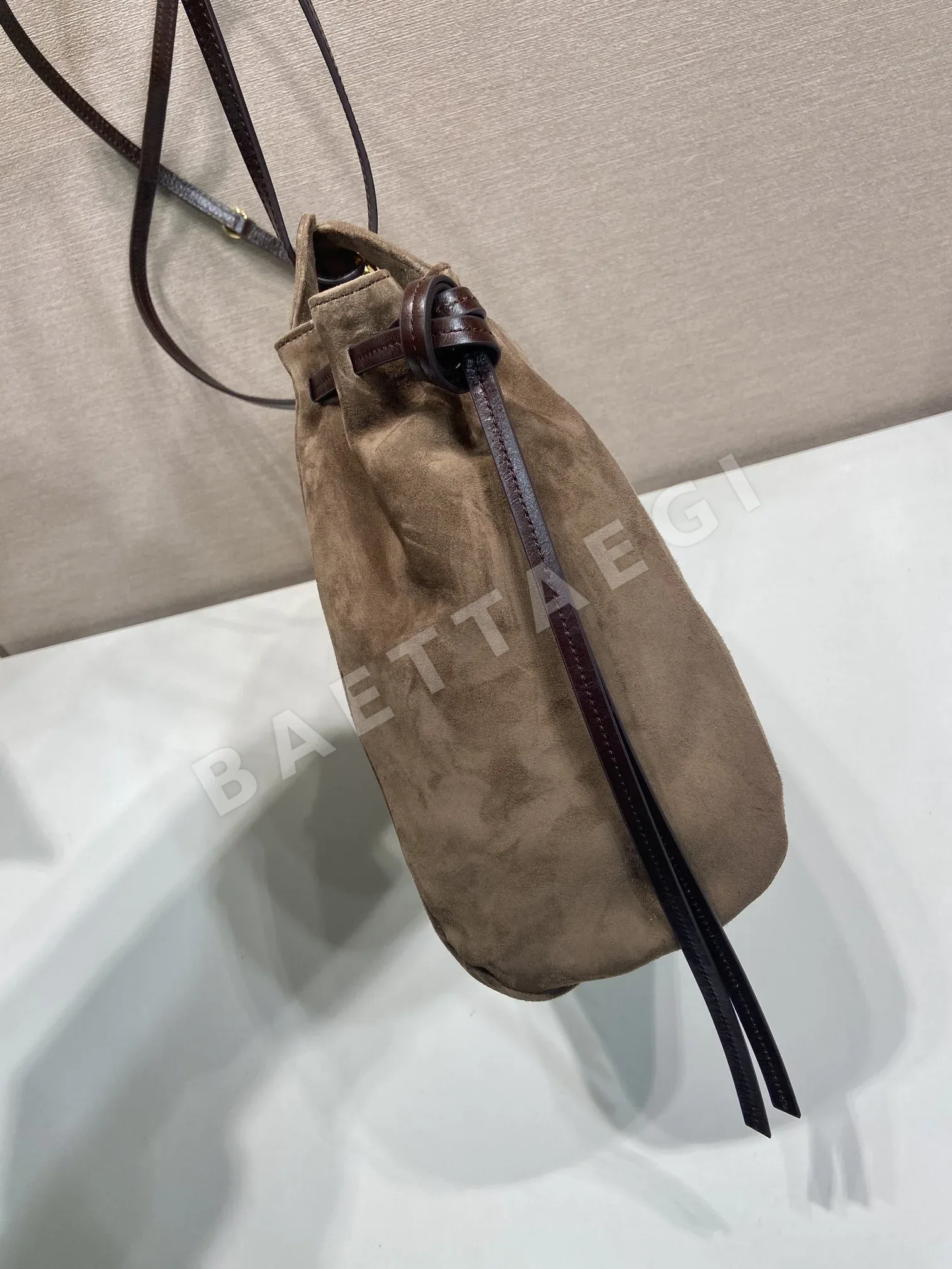 프라다 스웨이드 캐리 핸드백 1BG641 상세 이미지 5