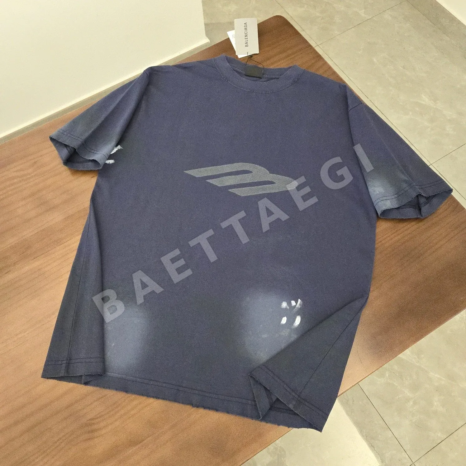 발렌시아가 그래피티 프린트 반팔 티셔츠 5356