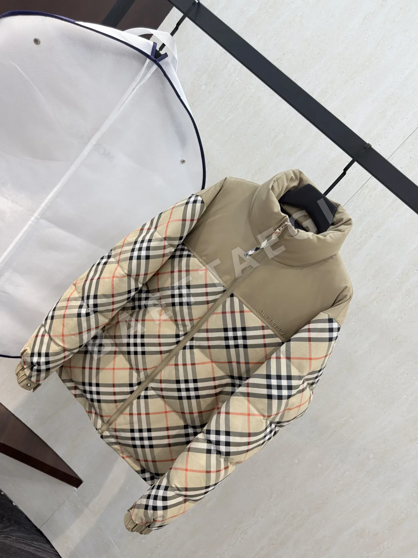 버버리 남성 화이트 덕다운 패딩 상세 이미지 2