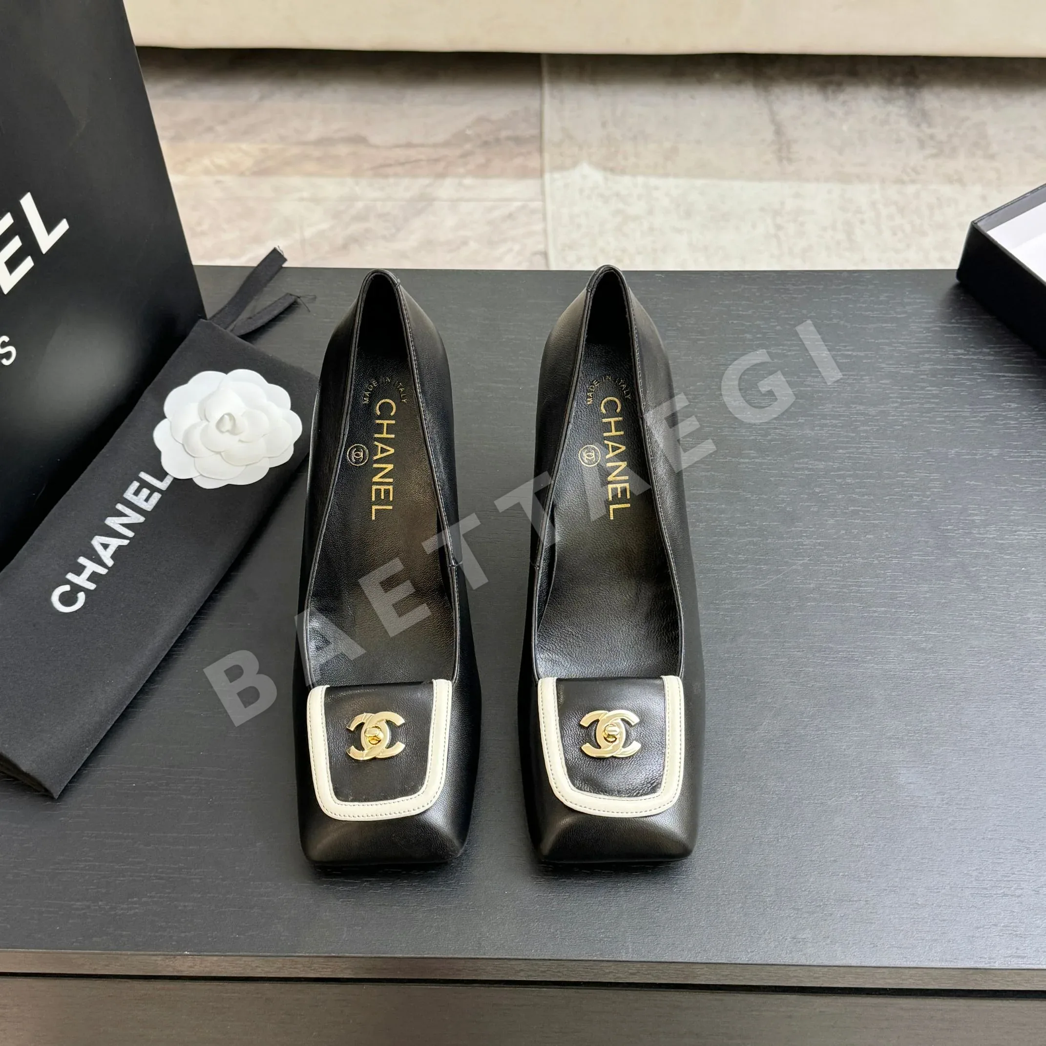 샤넬 더블 C 스티치 네모 앞코 슬리퍼 샌들 플랫슈즈 98609