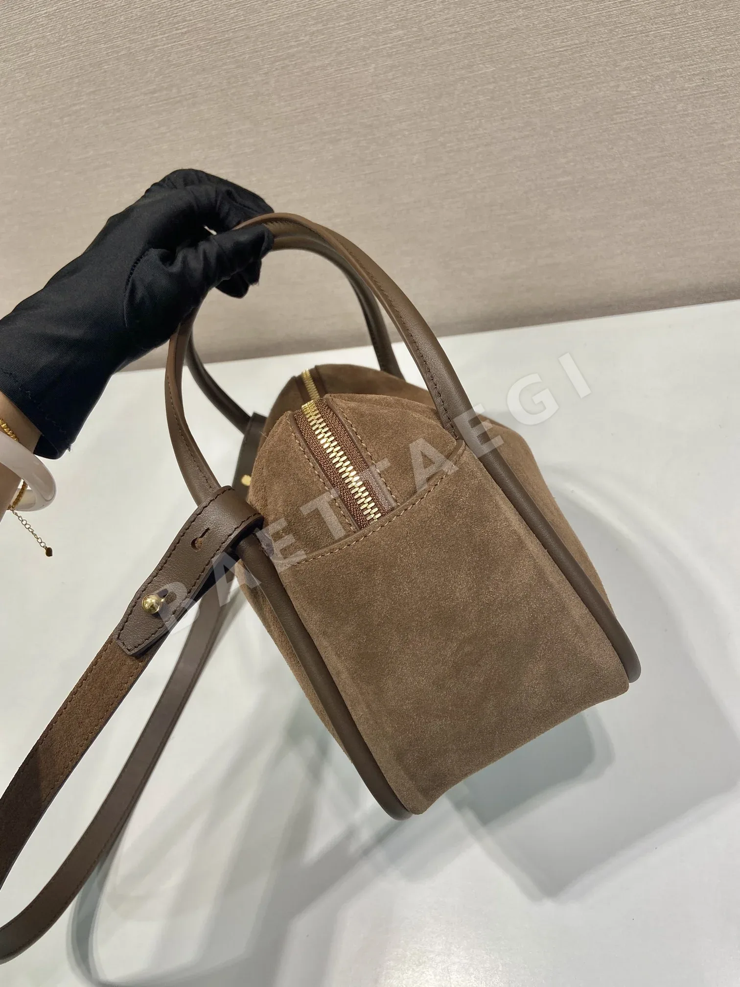 프라다 스웨이드 카프스킨 핸드백 1BA451 상세 이미지 6