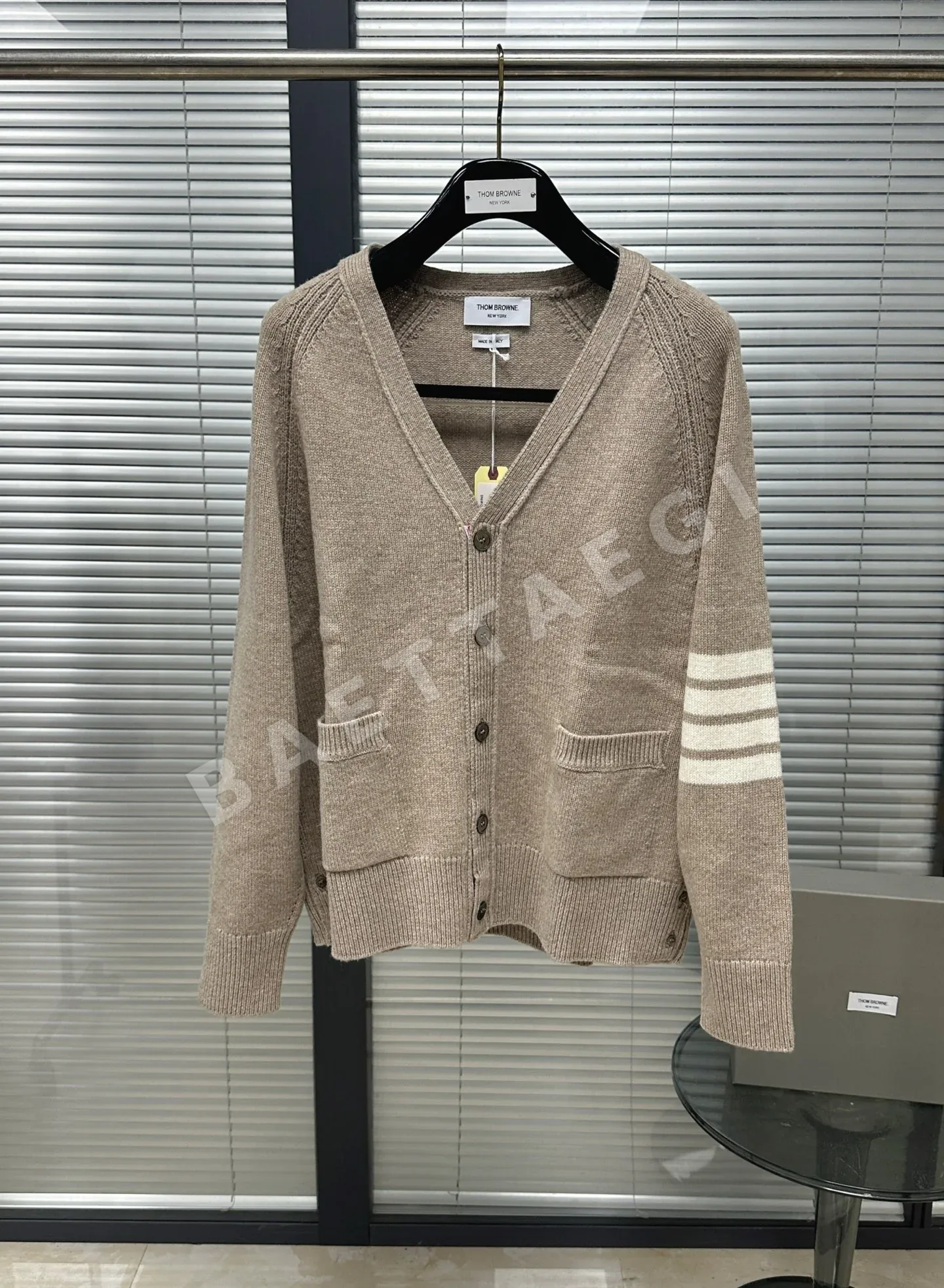 톰브라운 오트밀 울 래글런 가디건 상세 이미지 2