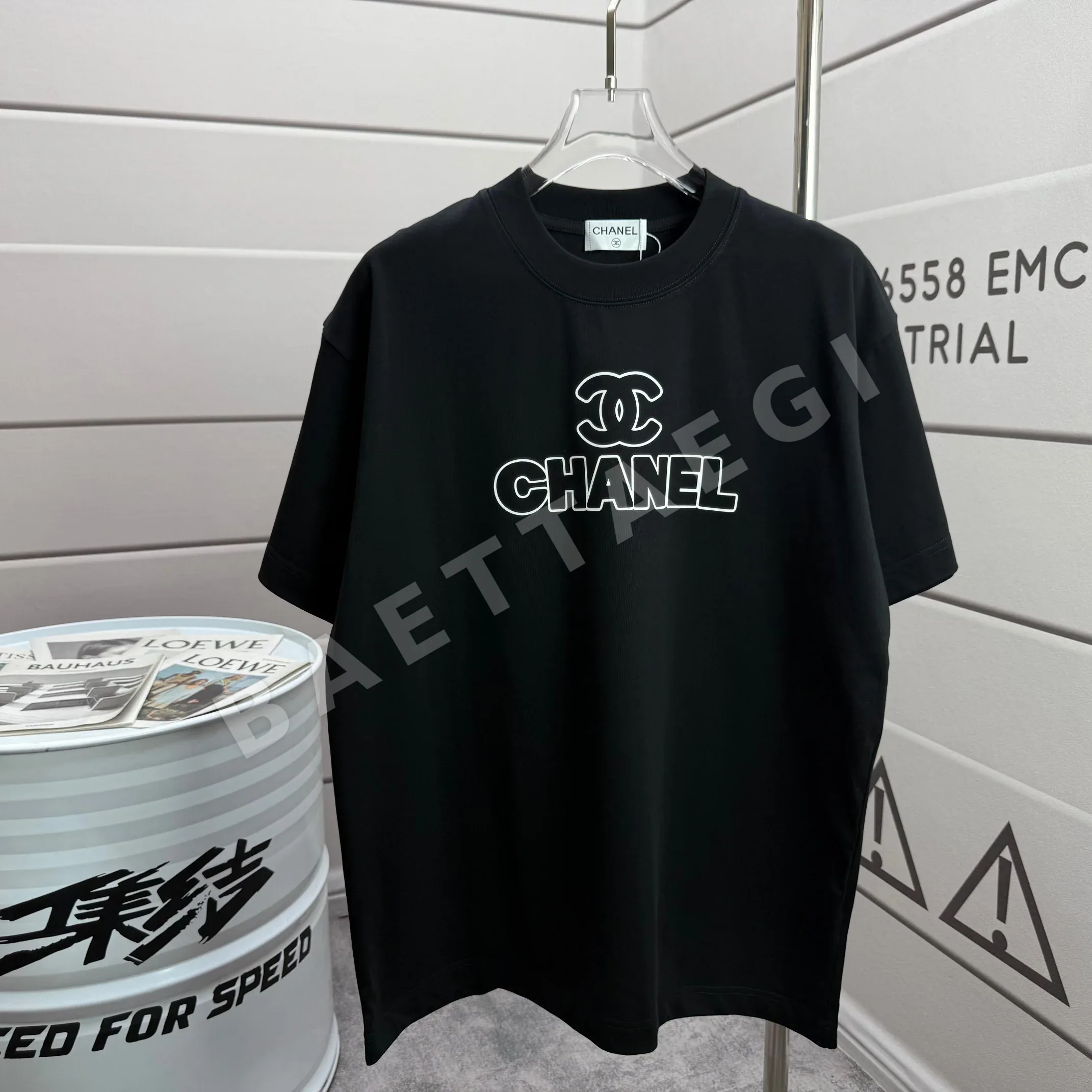 샤넬 클래식 레터 패턴 3D 실리콘 가공 남성용 반팔 티셔츠 49712