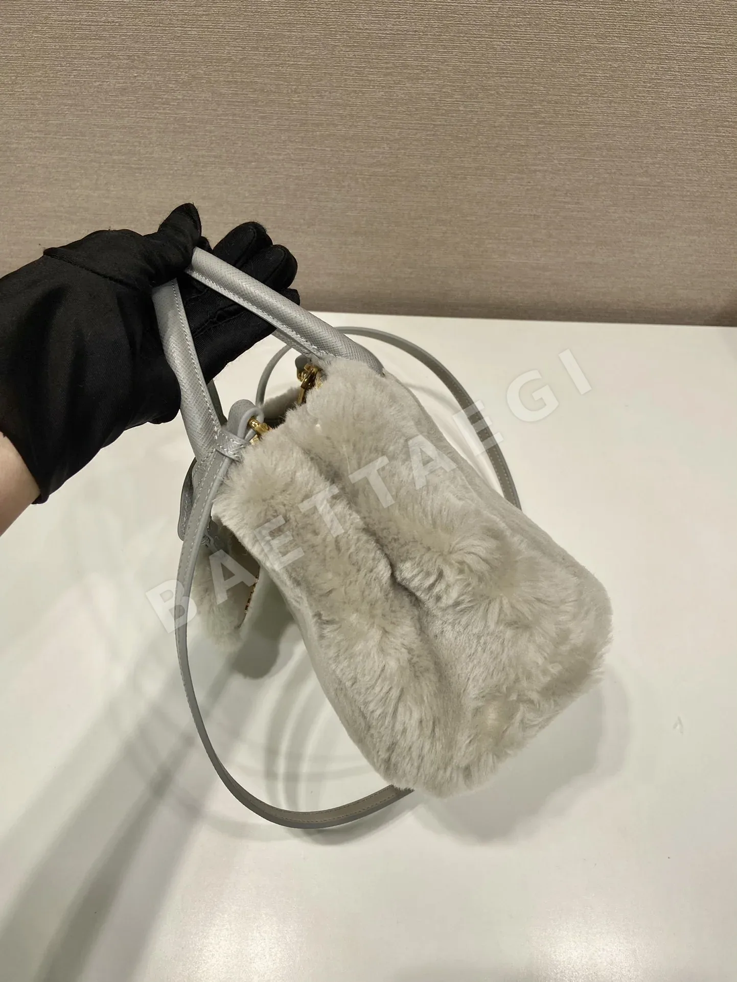 프라다 염소털 미니 숄더백 1BA906 상세 이미지 6