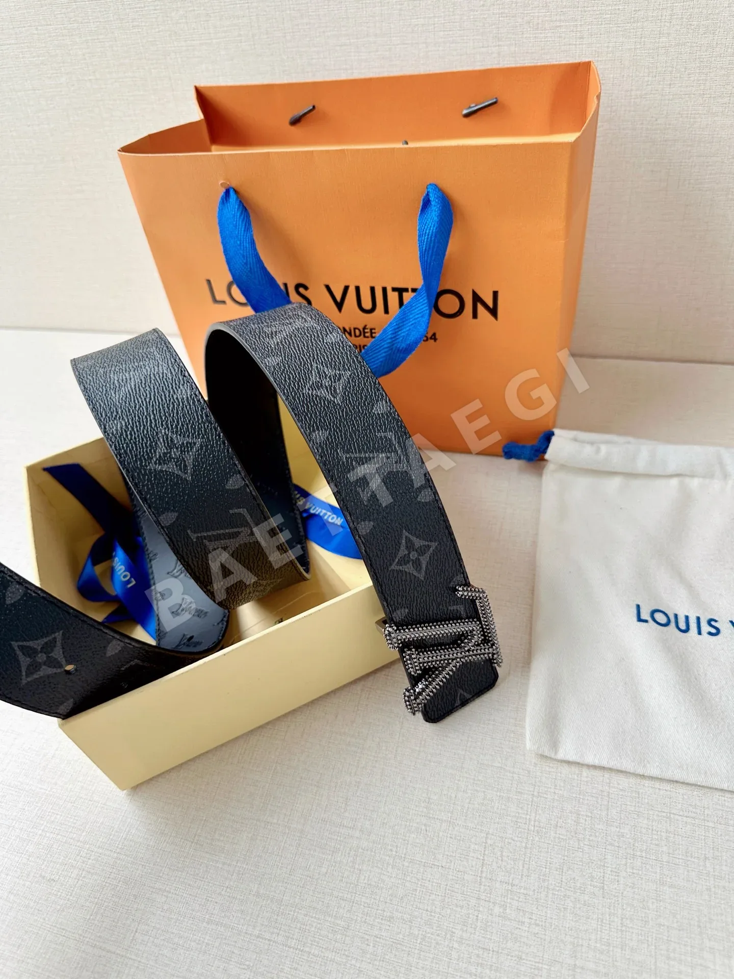 루이비통 LV 이니셜 스터드 리버서블 가죽 벨트 상세 이미지 5