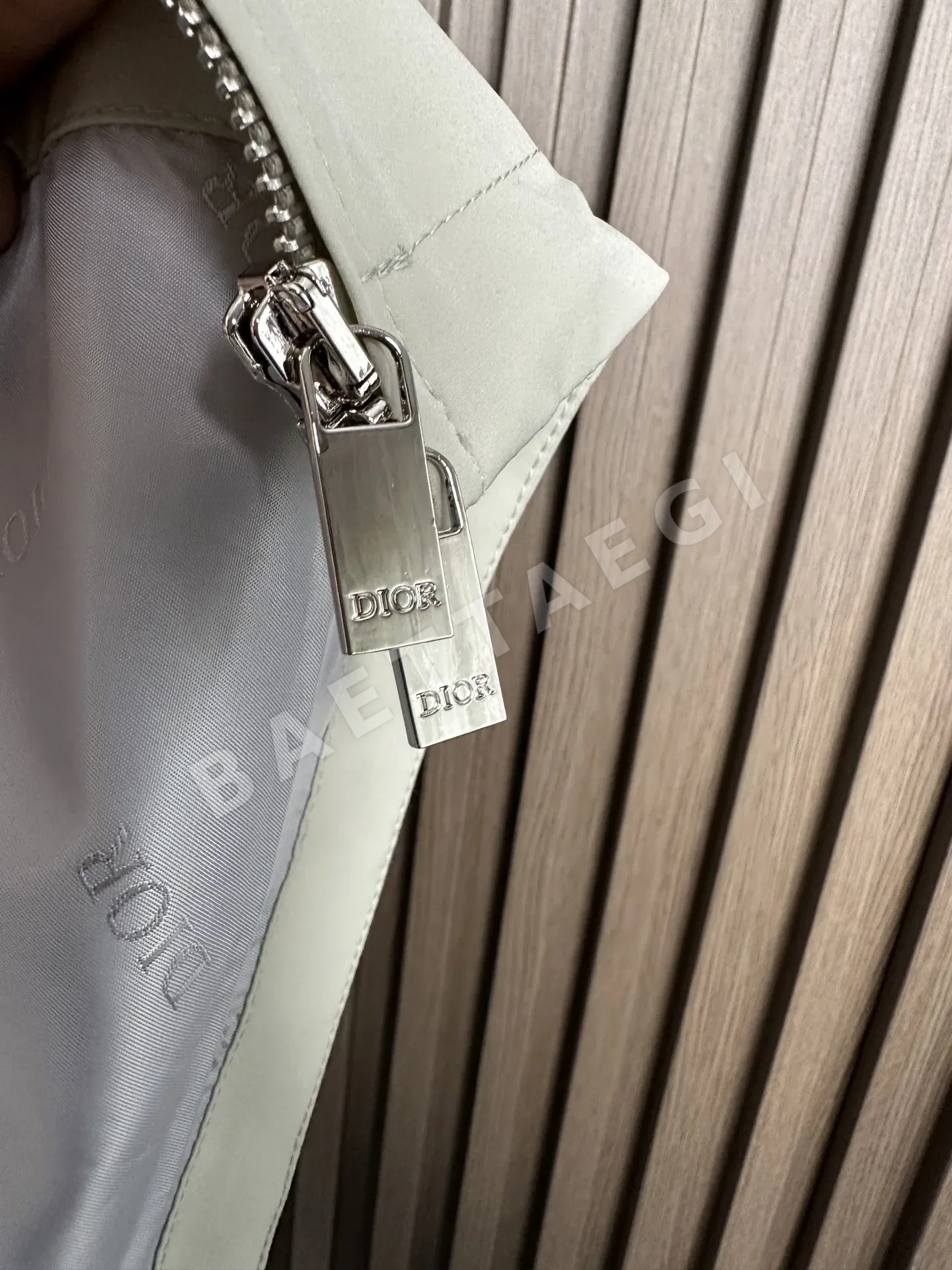 디올 엠보싱 CD 로고 양방향 지퍼 남성 반팔 티셔츠 상세 이미지 8