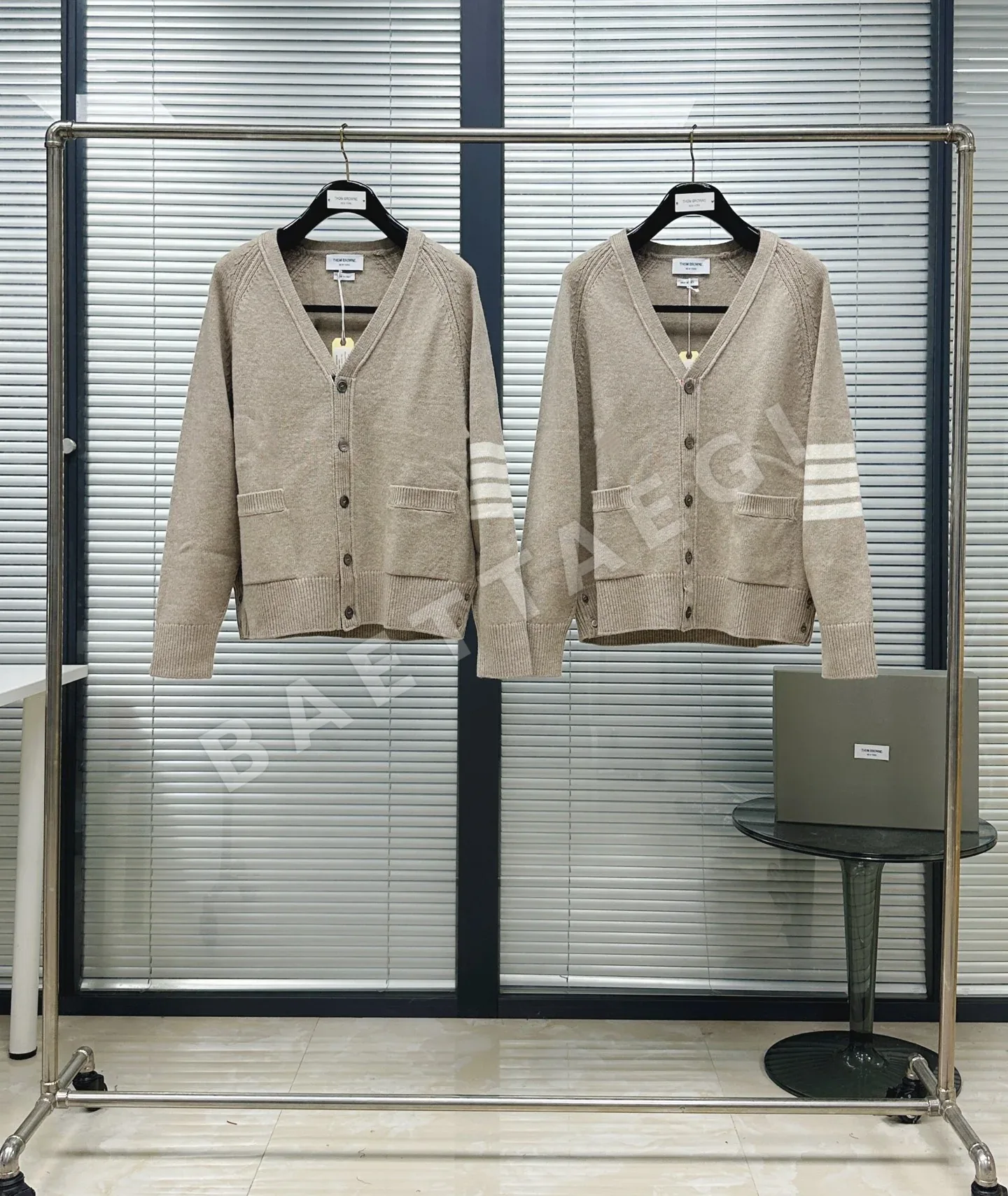 톰브라운 오트밀 울 래글런 가디건 142852