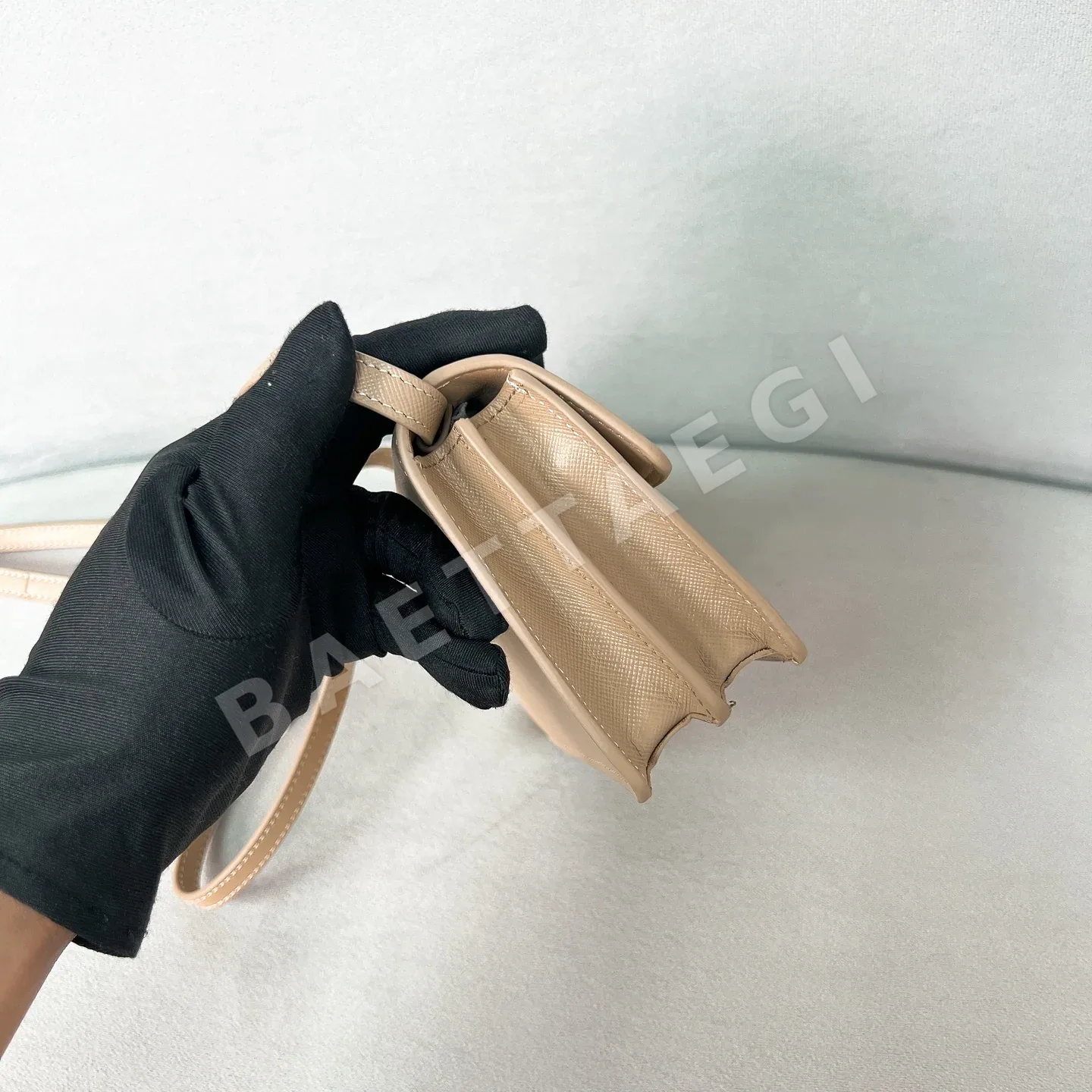 프라다 삼각 로고 소가죽 숄더백 1BD386 상세 이미지 3
