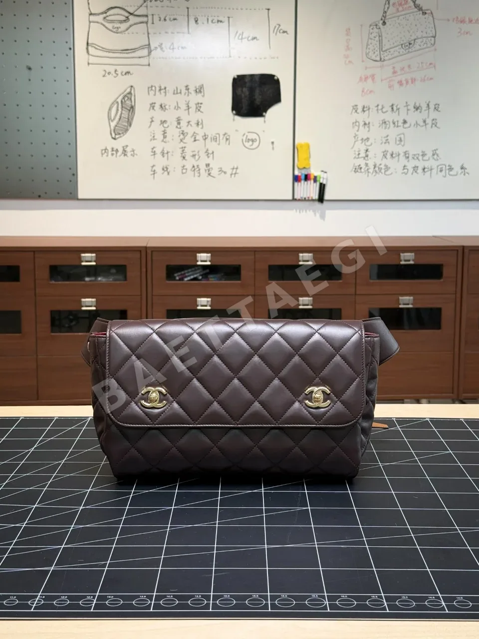 샤넬 다크브라운 허리 가방 143474