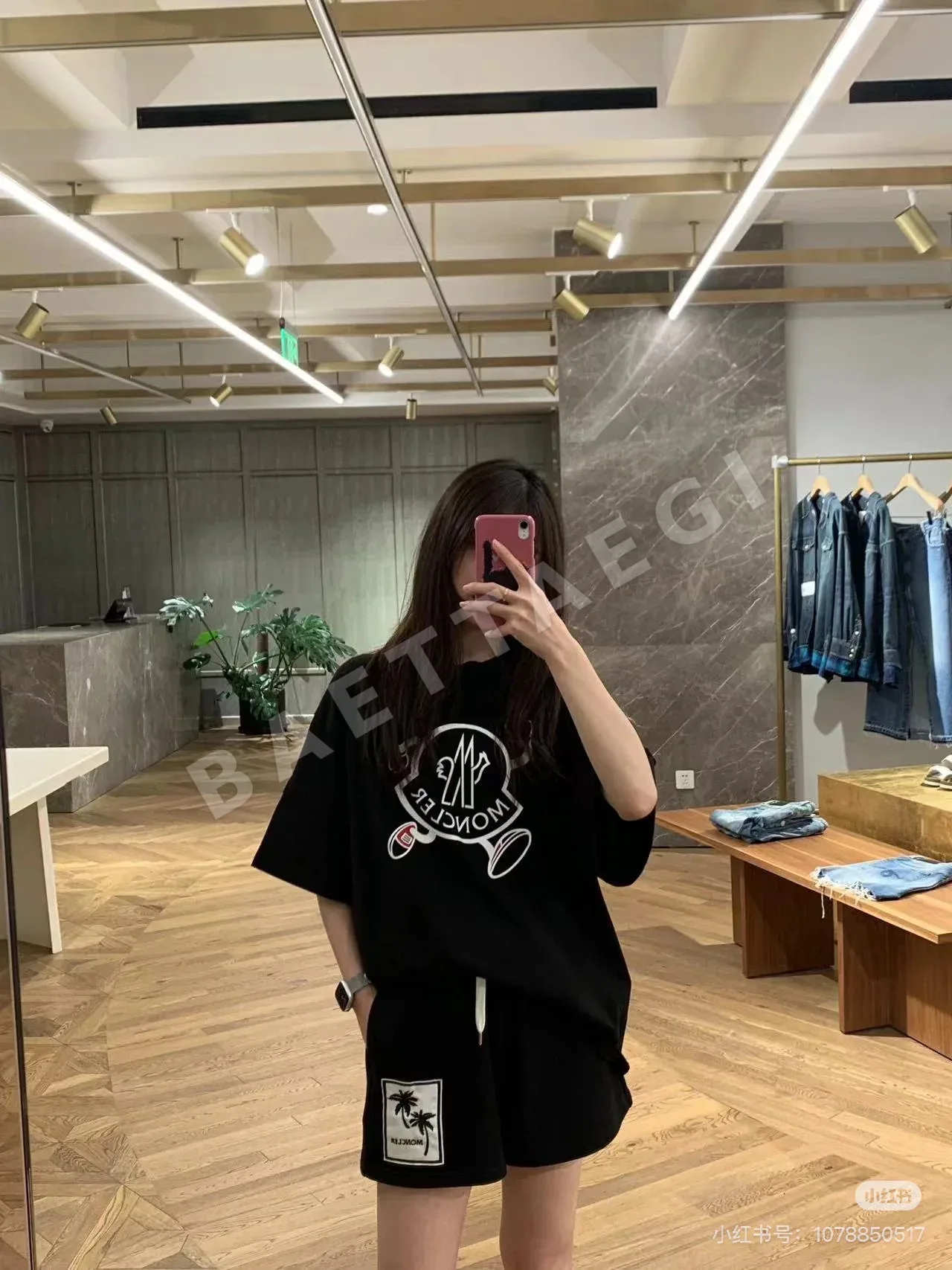 몽클레르 인형 무늬 암밴드 여성 반팔 셔츠 상세 이미지 3