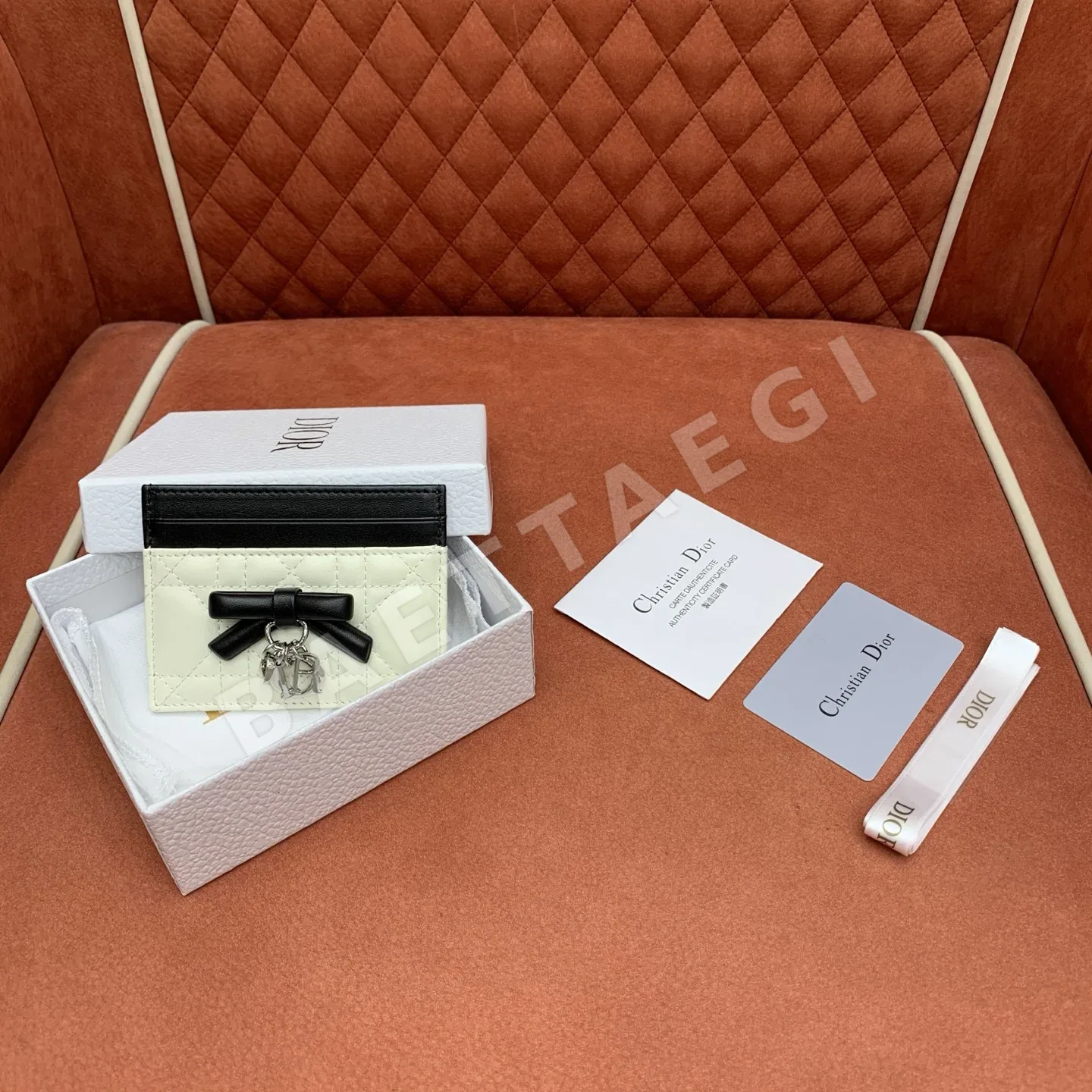 디올 리본 메탈 잠금장치 램스킨 카드 홀더 지갑 188474