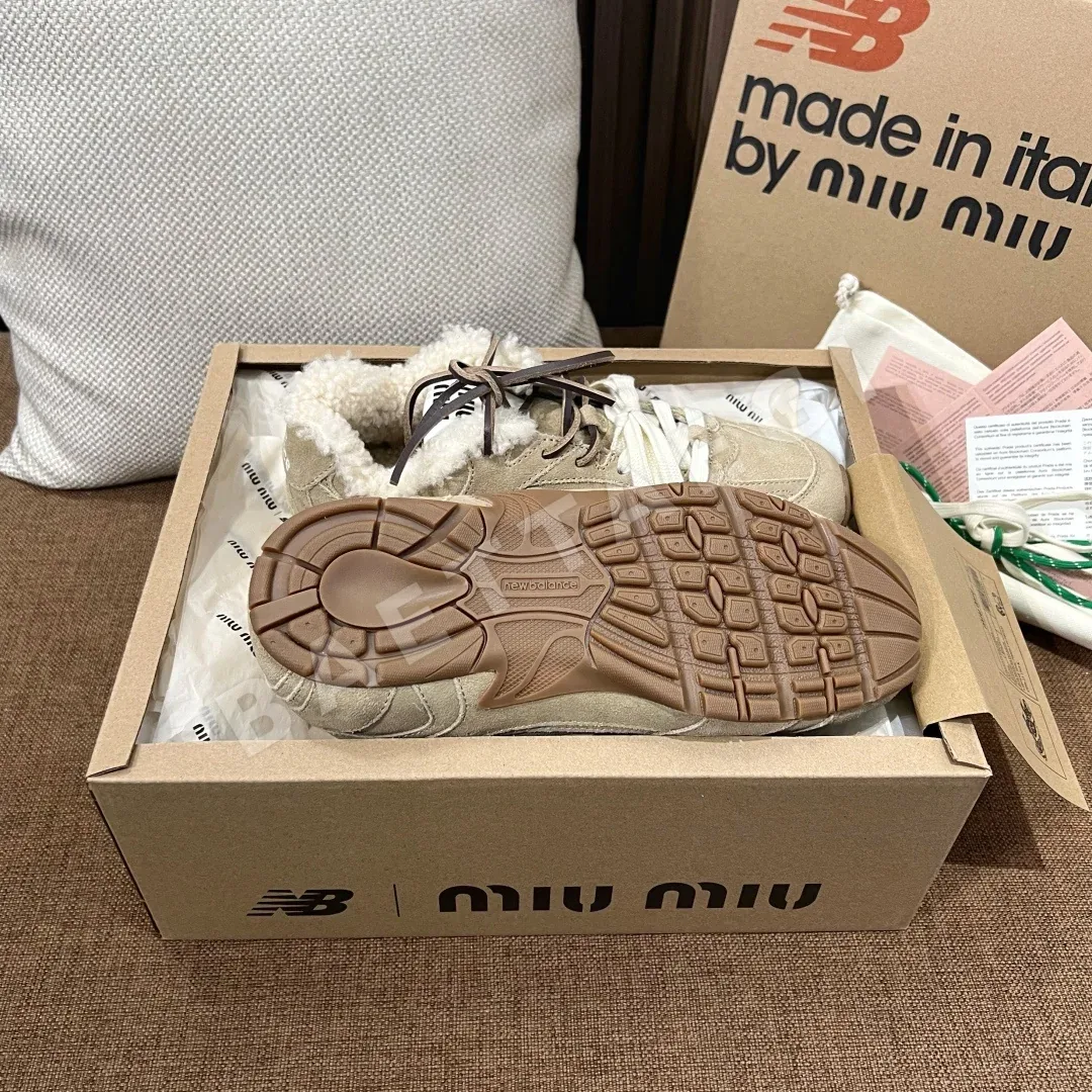 미우미우 보 스니커즈 스웨이드 엠보스 로고 상세 이미지 9