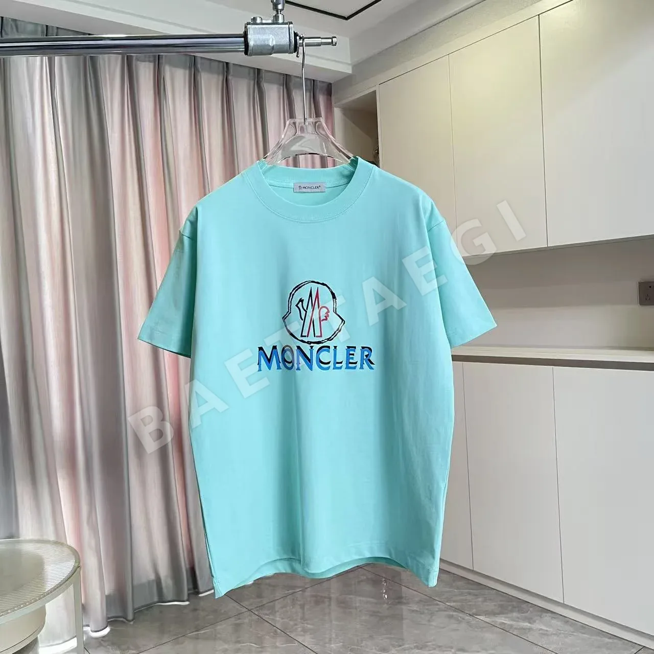 몽클레르 로고 플록 가공 여성 반팔 티셔츠 88872