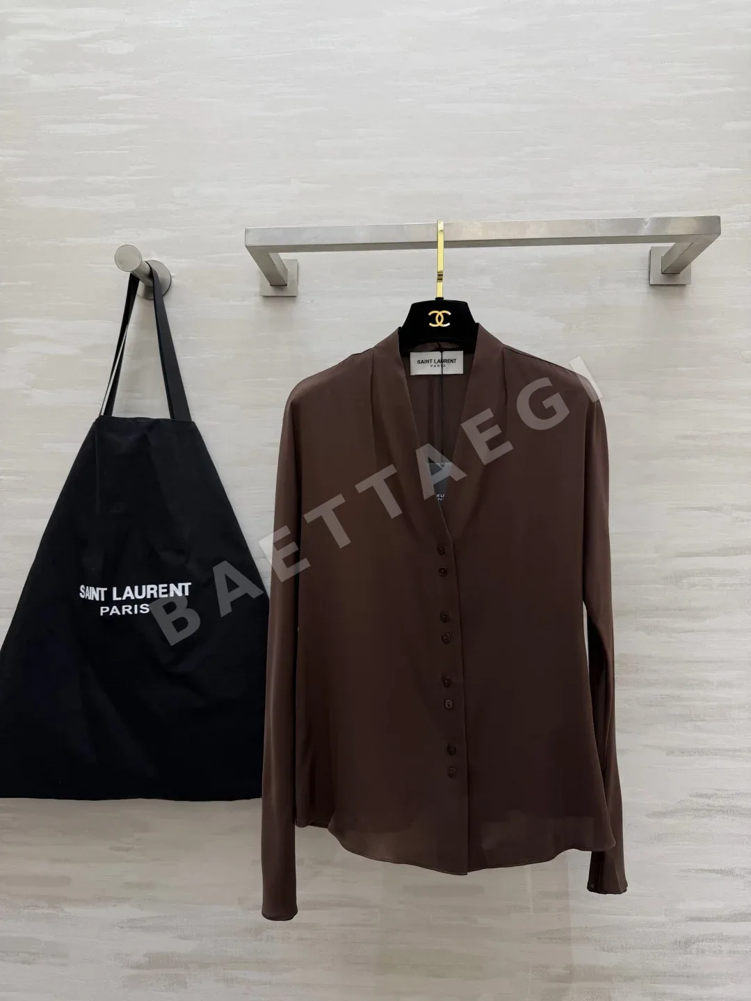 생로랑 실크 새틴 V넥 여성 셔츠 70157