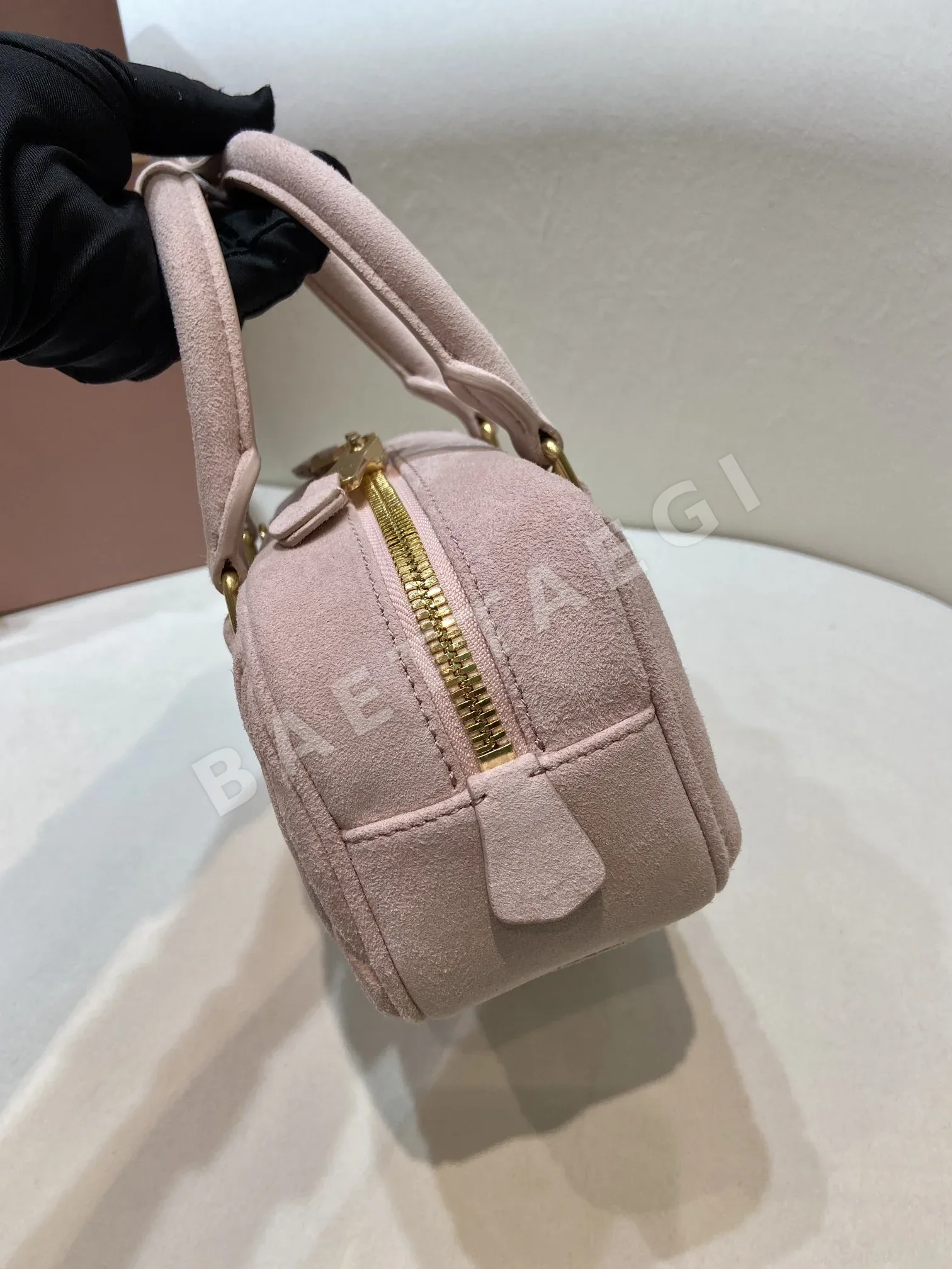 미우미우 스웨이드 패딩 볼링백 5BB142 상세 이미지 6