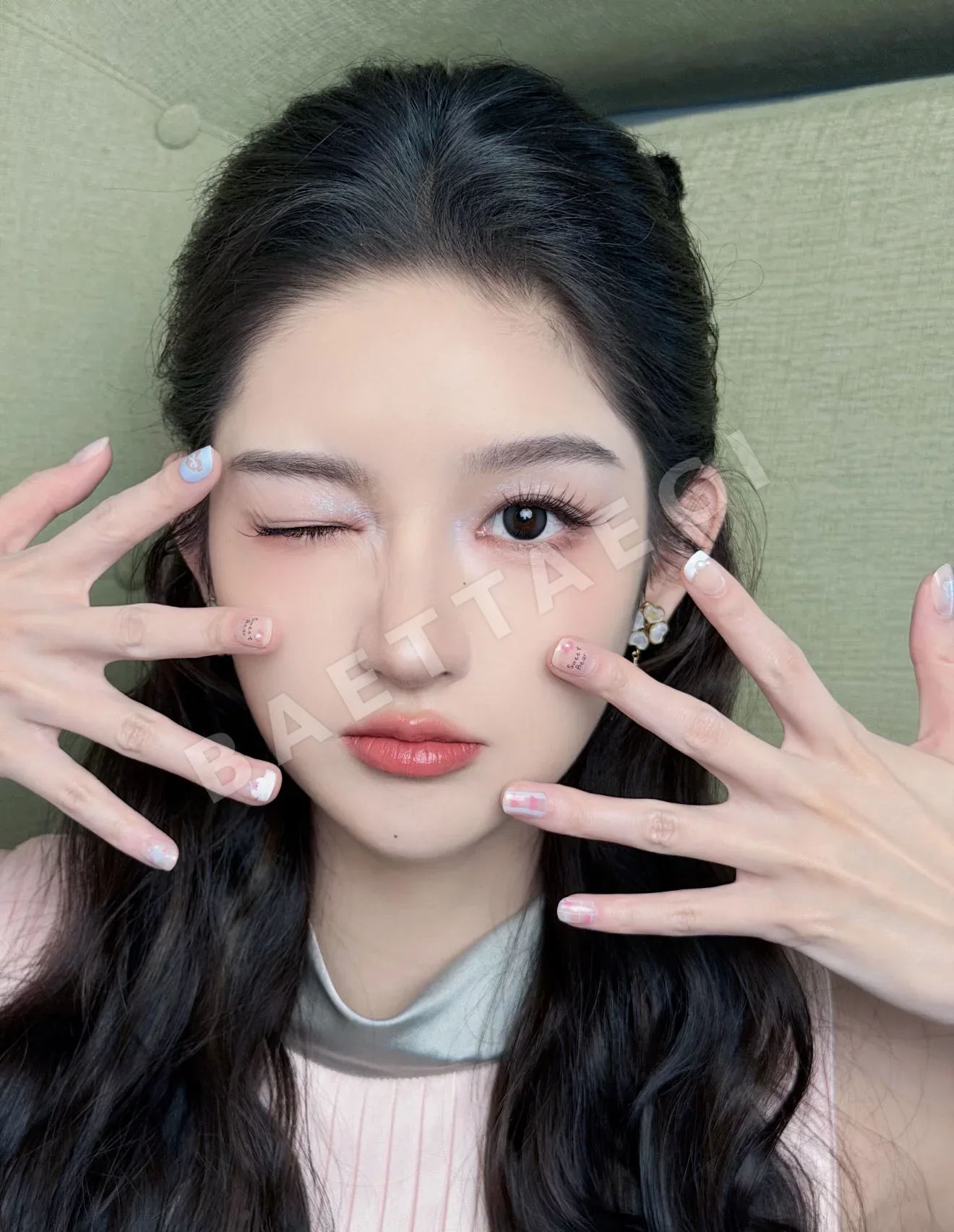 디올 화이트클로버 비대칭 진주 귀걸이 상세 이미지 8