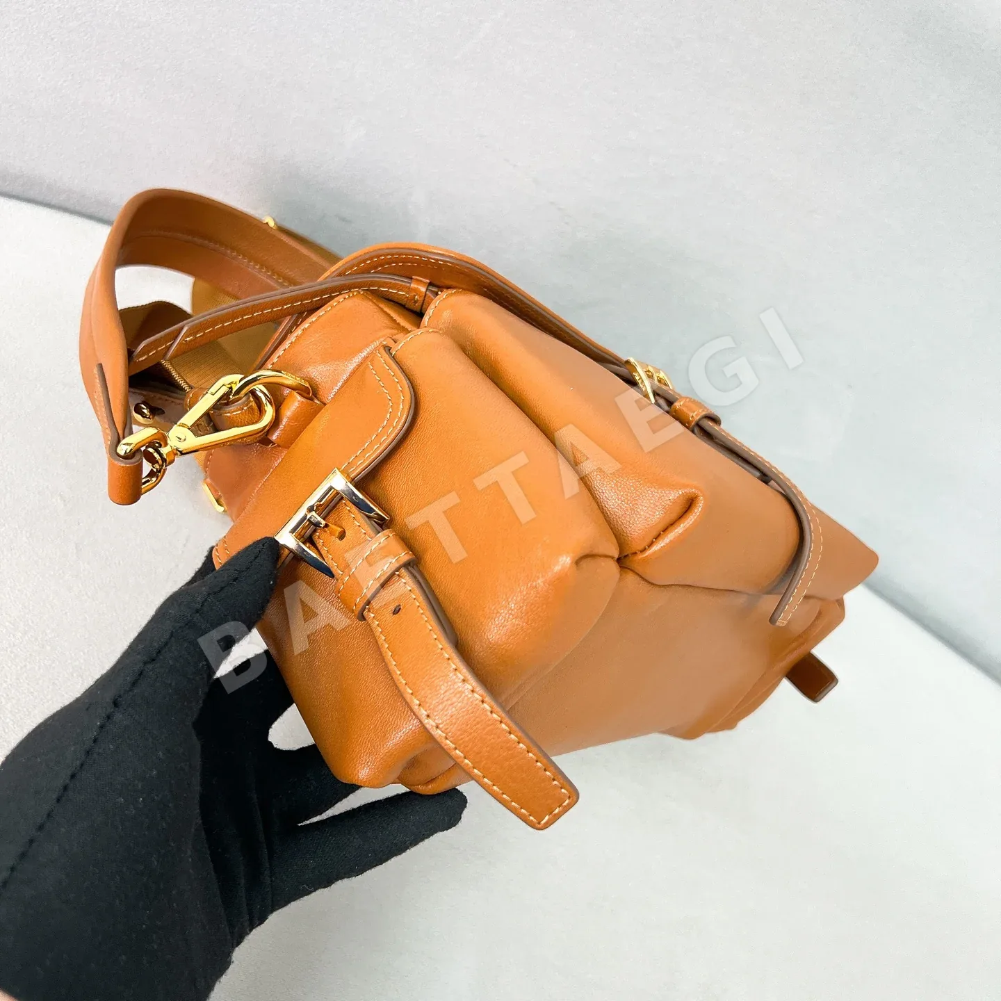 프라다 Explore Nappa 가죽 메신저백 1BD394 상세 이미지 7