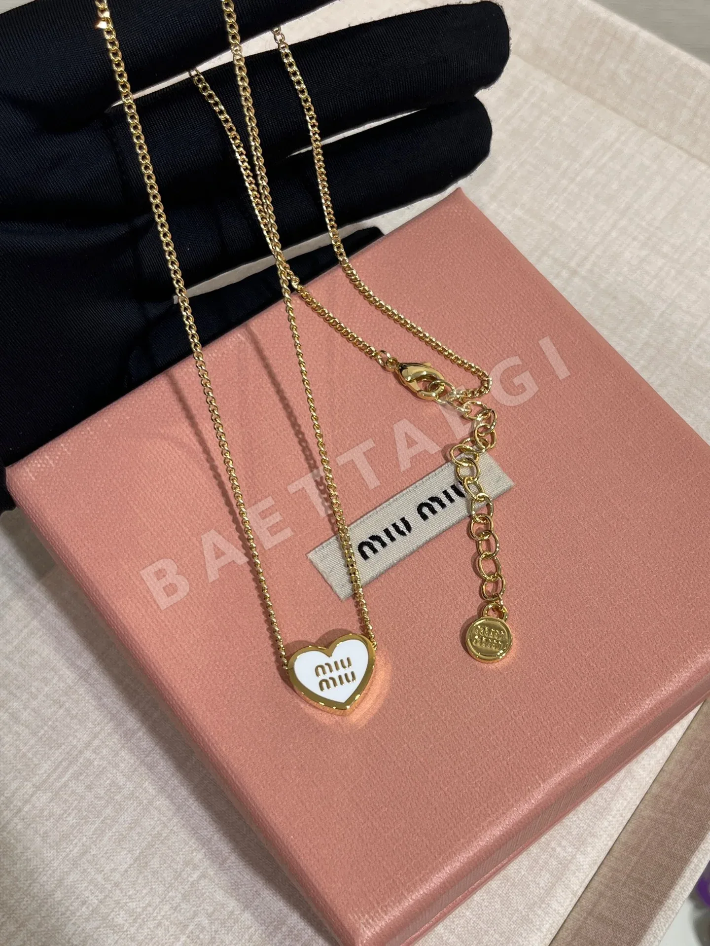 미우미우 화이트 에나멜 하트 목걸이 135641