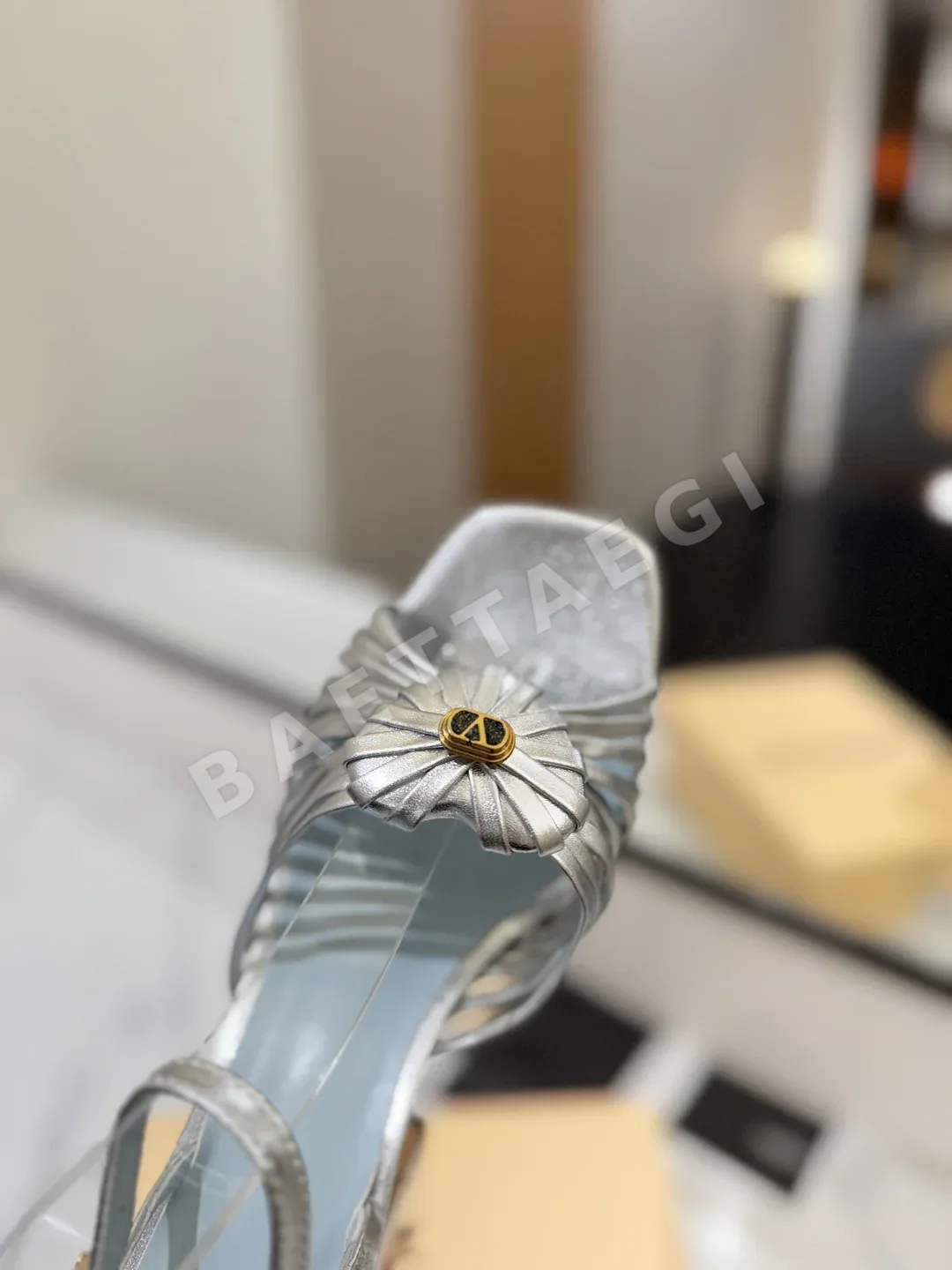발렌티노 V 버클 하이힐 샌들 로얄 상세 이미지 6