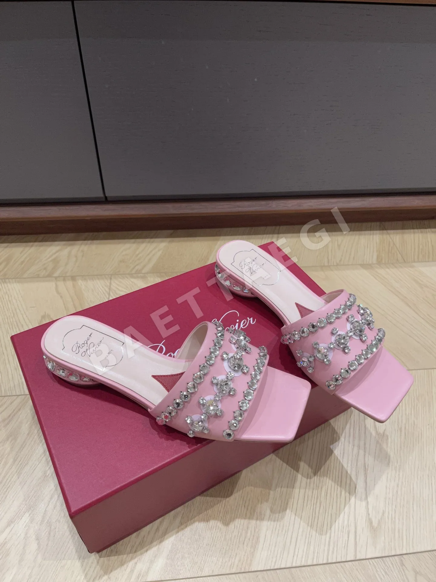 로저비비에 뉴 라인스톤 슬리퍼 상세 이미지 3