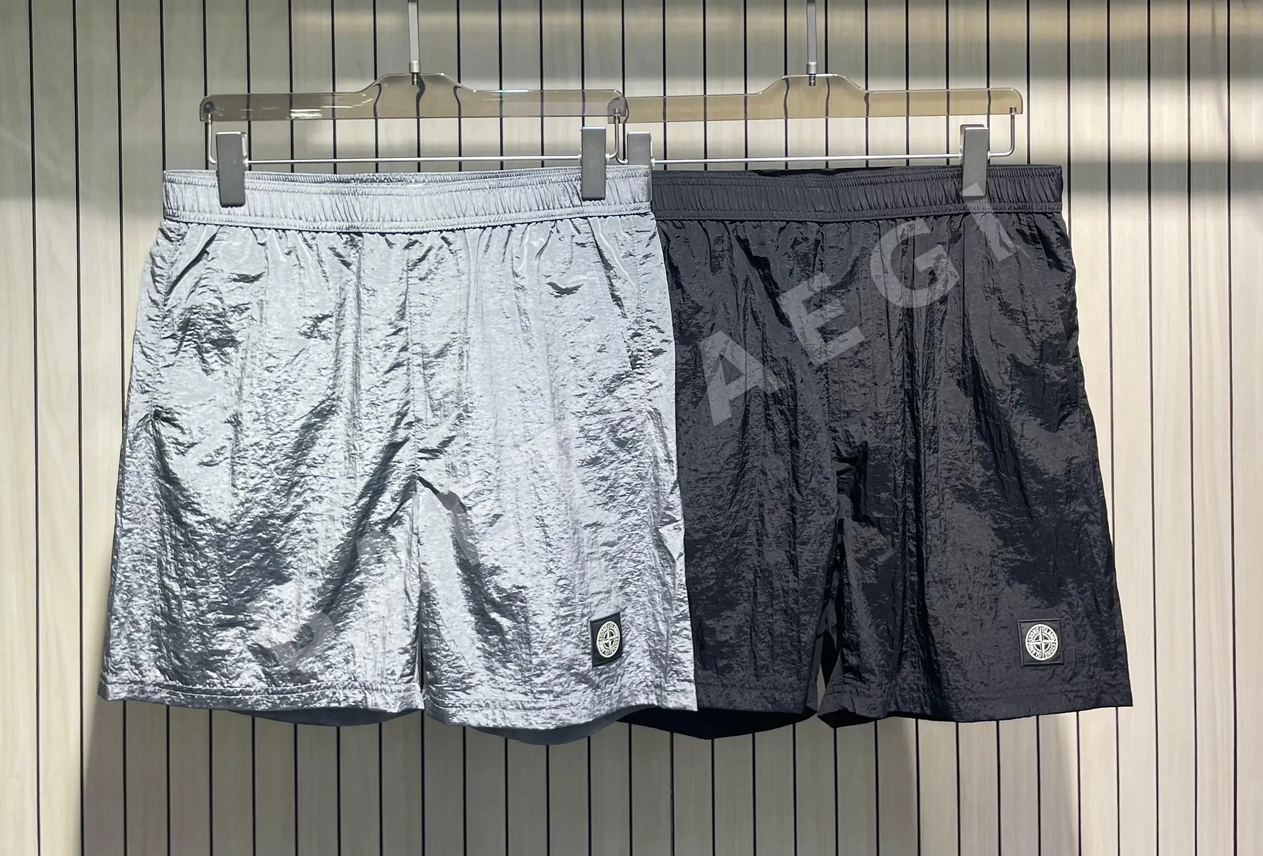 스톤아일랜드 경량 메탈릭 나일론 허리밴드 반바지 50890