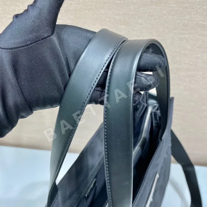 프라다 Re-Nylon 가죽 토트백 2VG076 상세 이미지 5