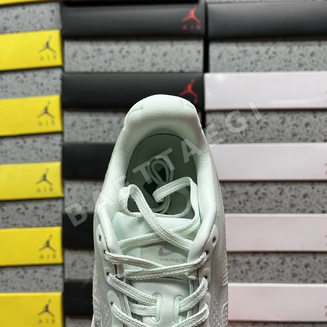 나이키 [CG] 보메로 프리미엄 HM5973-300 201990 Nike Vomero Premium Barely Green 상세 이미지 9