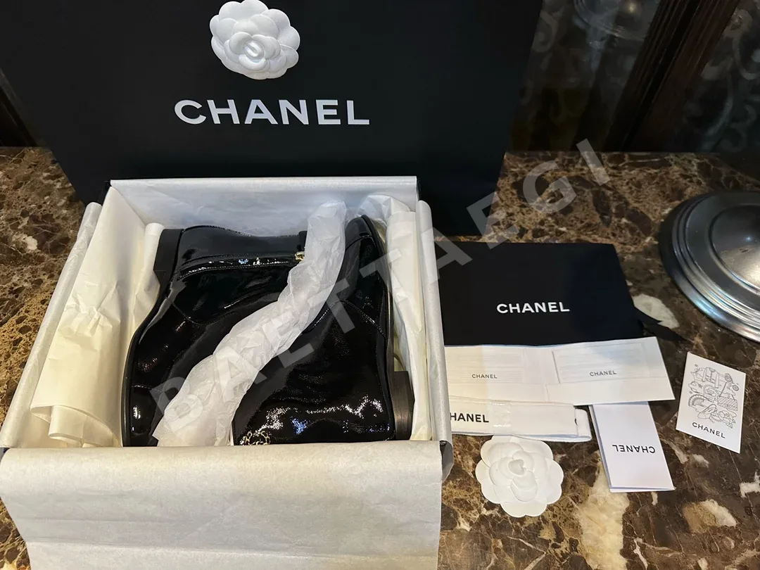 샤넬 주름 에나멜 가죽 첼시 부츠 3338