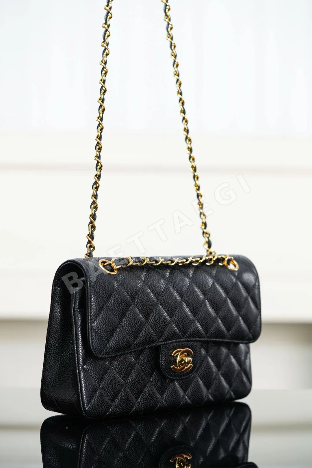 샤넬 클래식 플랩백 미니 블랙 금장 소가죽 가방 상세 이미지 3