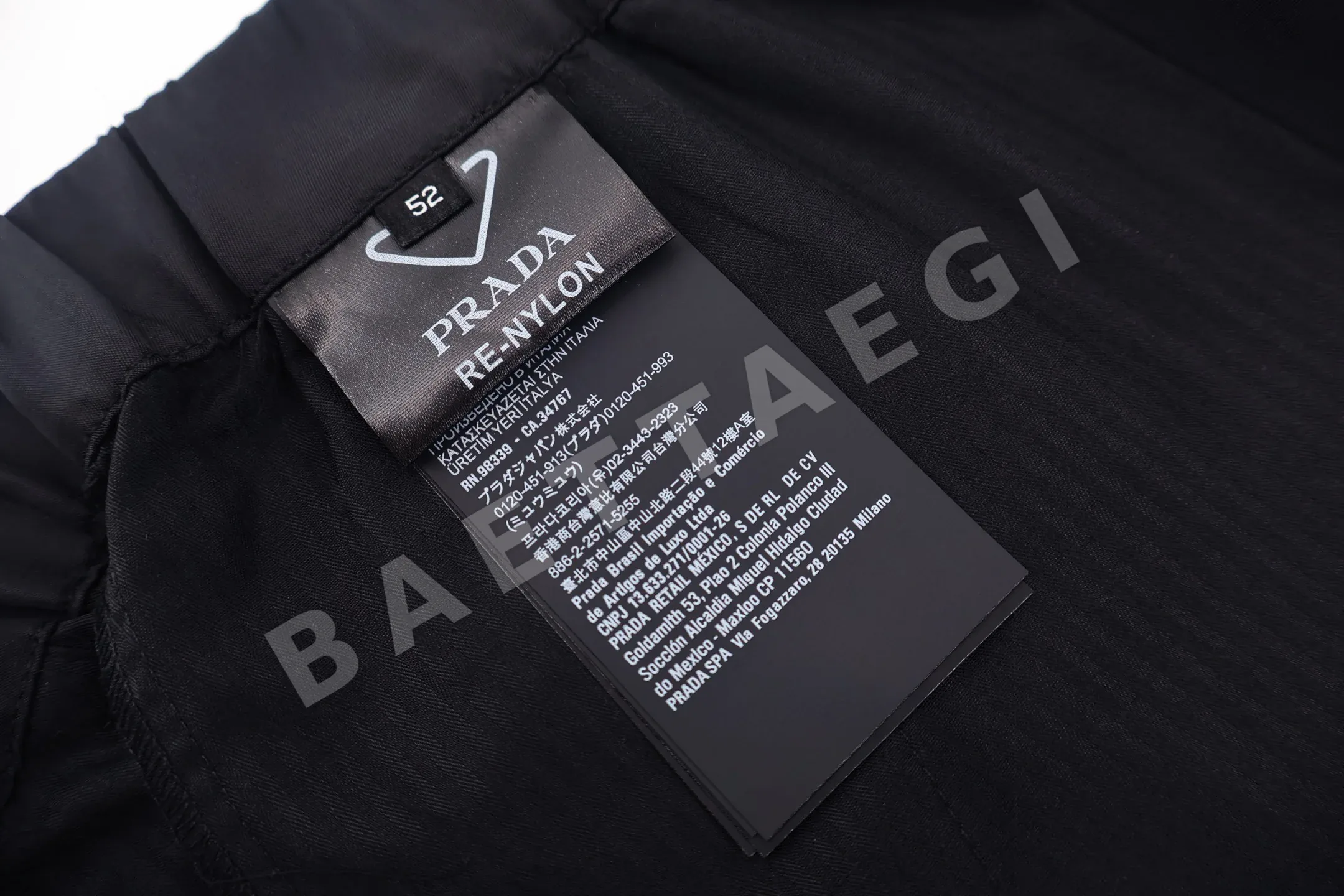 프라다 리사이클 나일론 카고 남성 반바지 상세 이미지 9