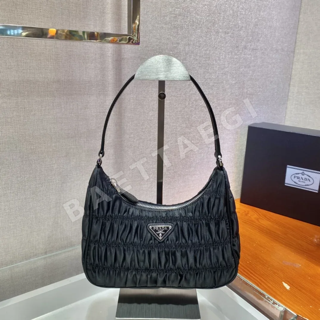 프라다 나일론 플리츠 호보백 1NE204 상세 이미지 2