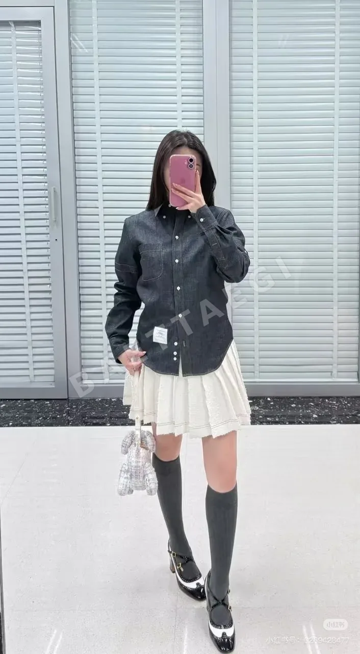 톰브라운 버튼 루프 4바 스트라이프 데님 셔츠 상세 이미지 4