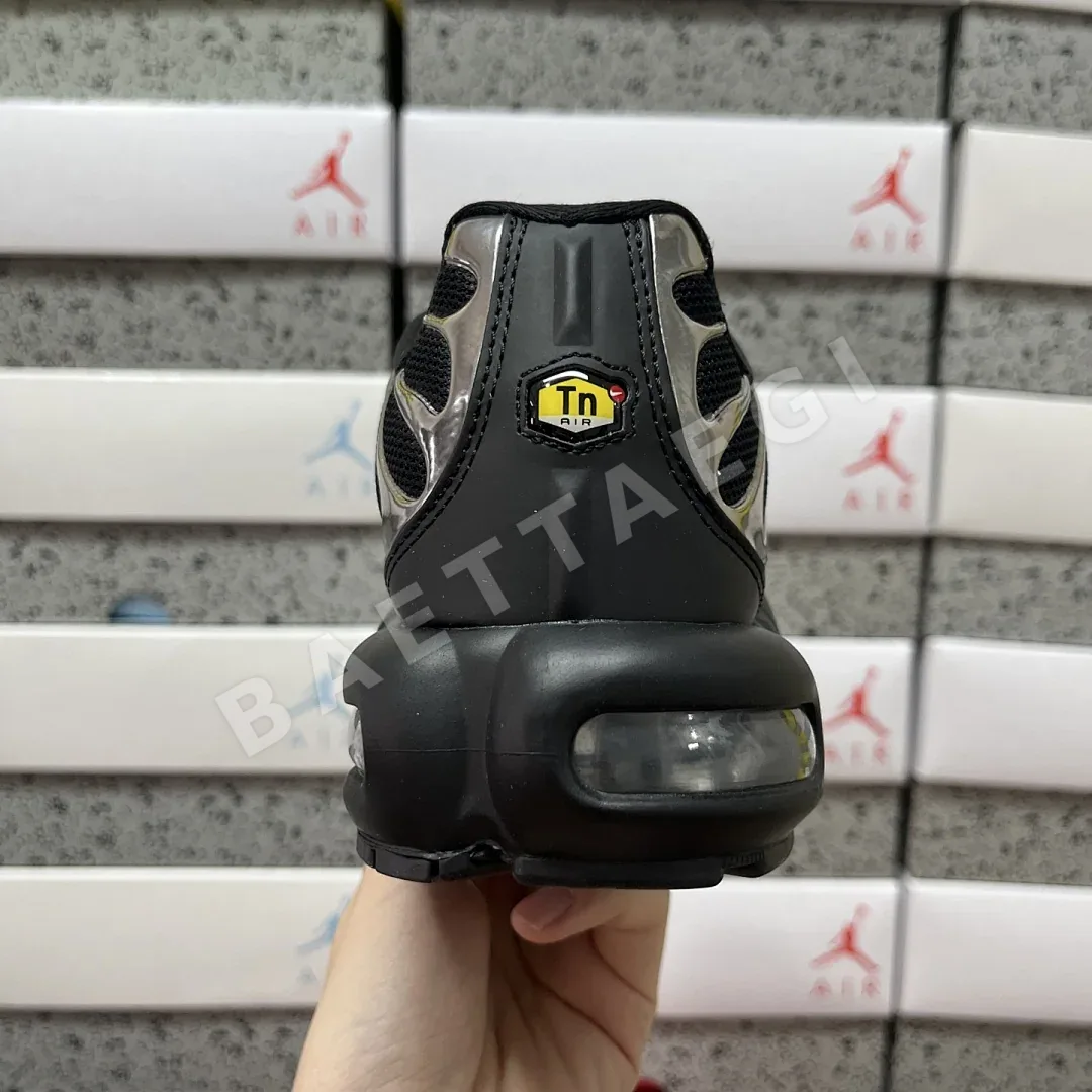 나이키 [DF] 에어 맥스 플러스 SE HJ9743-001 201075 Nike Air Max Plus SE Black Chrome 상세 이미지 3