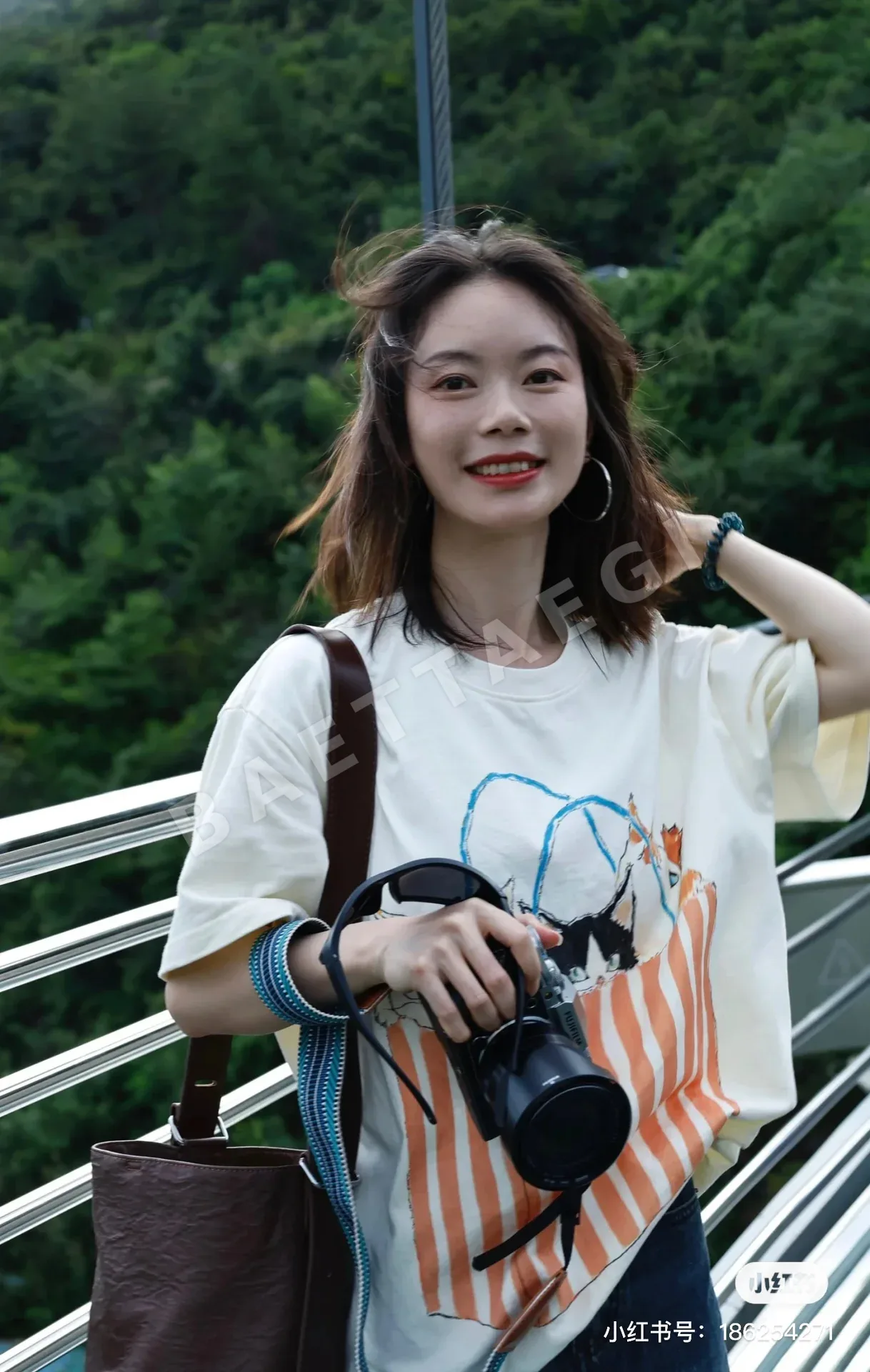 구찌 핸드백 모빌라이제이션 프린트 반팔 티셔츠 상세 이미지 10