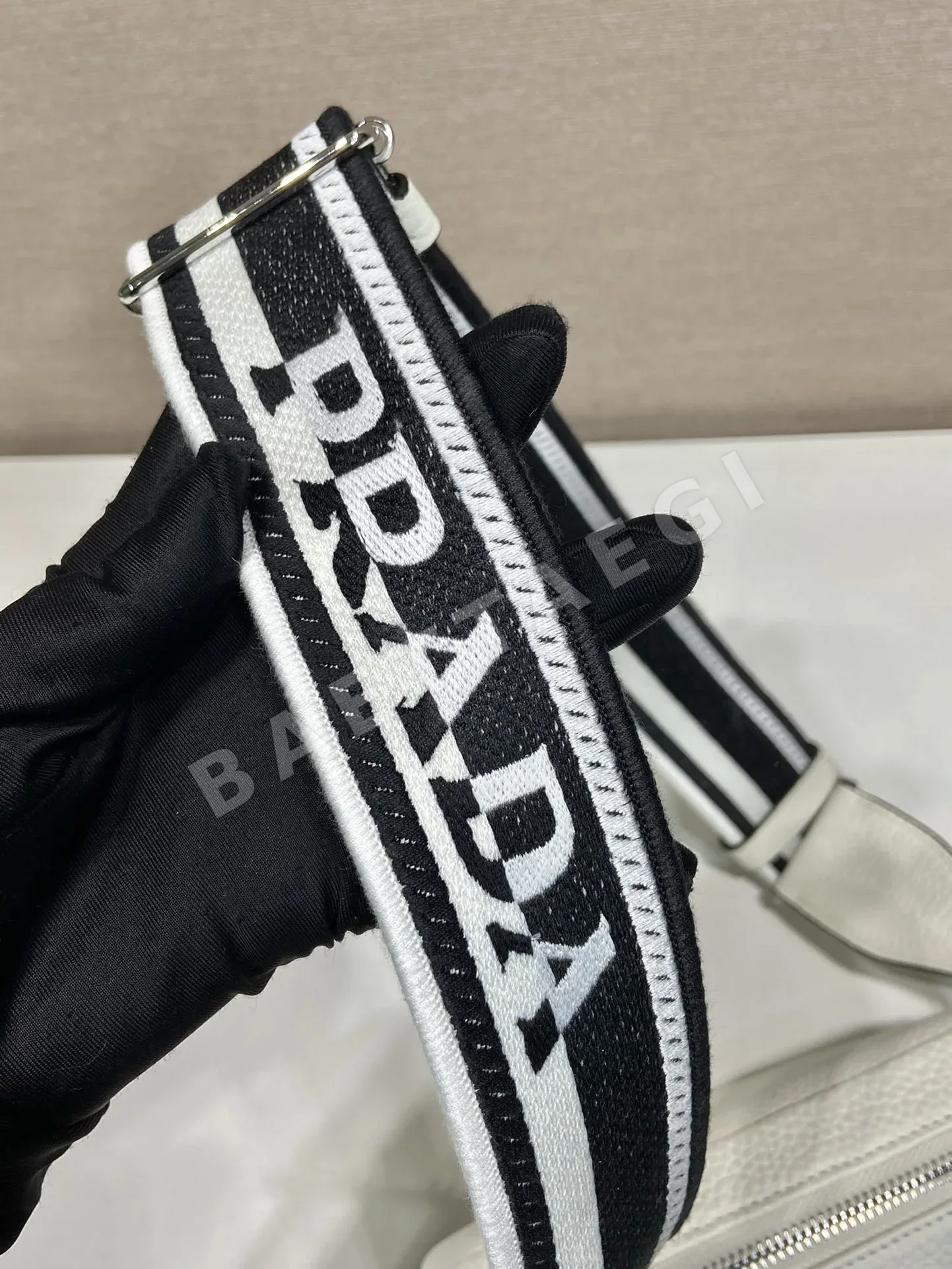 프라다 더블 숄더 스트랩 스몰 가죽 가방 1BH192 상세 이미지 7