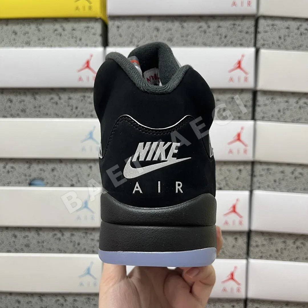 나이키 [GX] 조던 5 레트로 OG HF3975-001 201350 Nike Jordan 5 Retro OG Black Metallic 상세 이미지 4