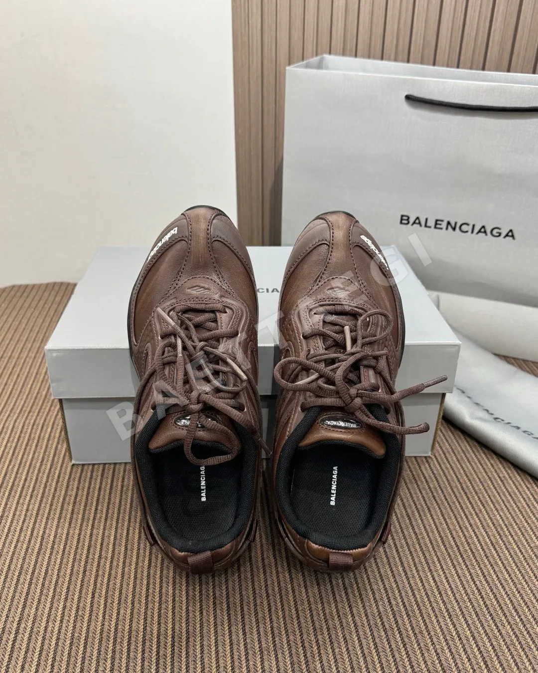발렌시아가 레더 스니커즈 156939