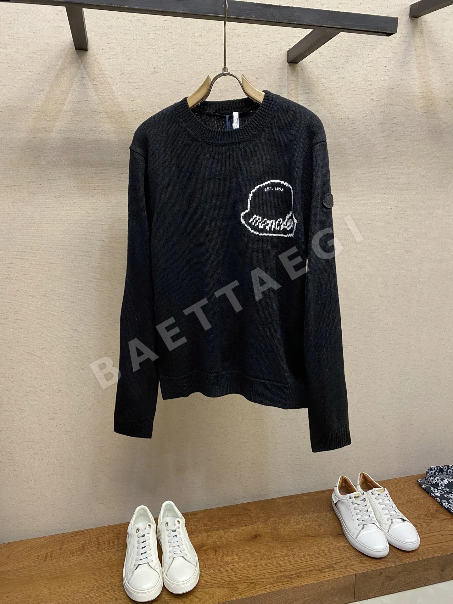 몽클레르 엠보스 로고 크루넥 울 니트 153579