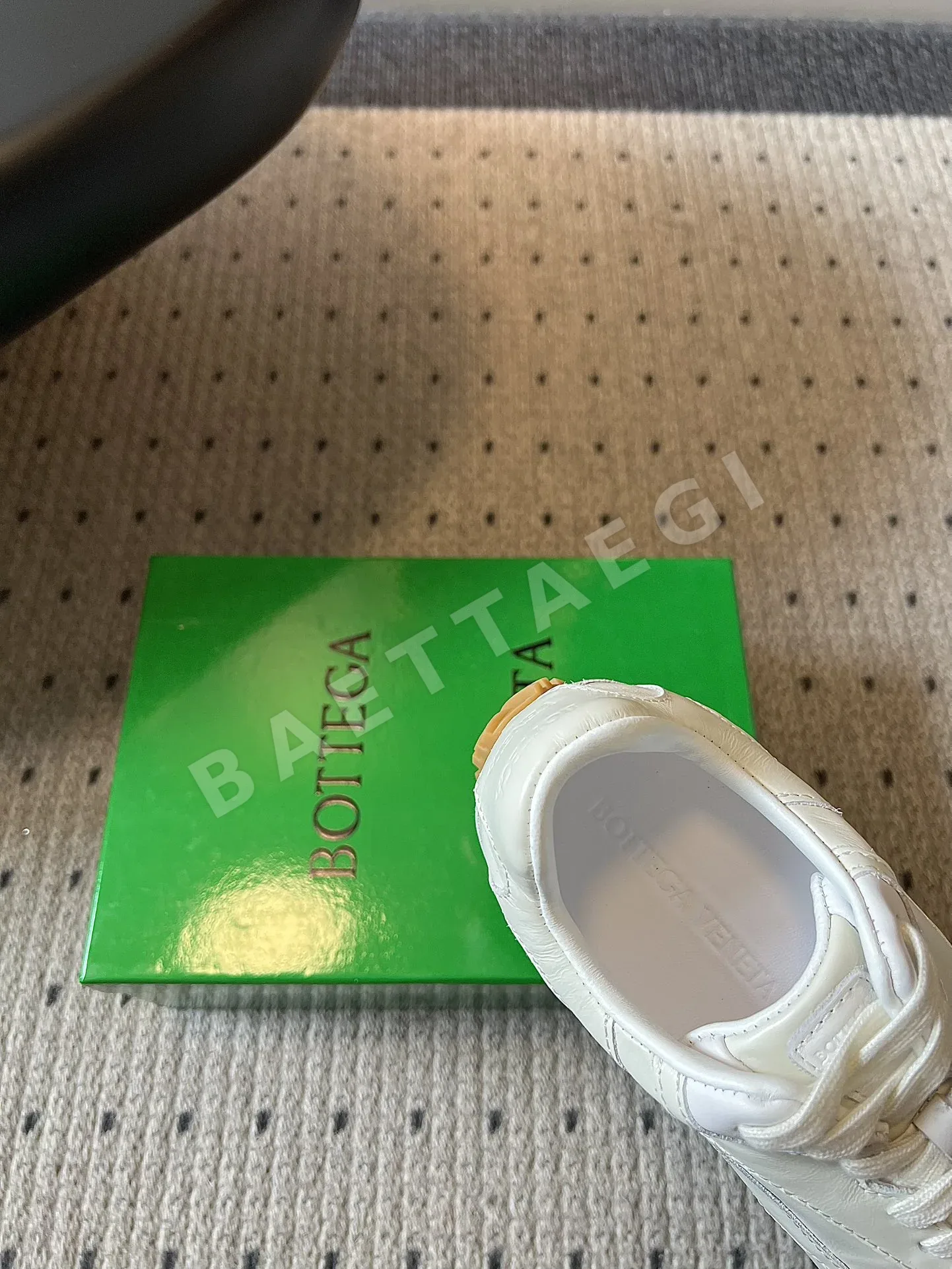 보테가베네타 크림 화이트 체리 블라썸 핑크 메탈릭 실버 레트로 트레이닝 슈즈 상세 이미지 8