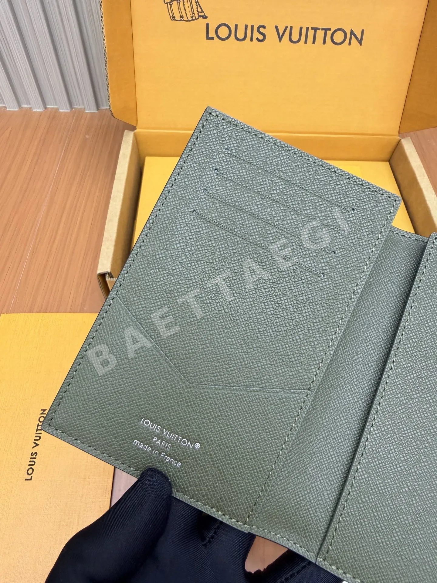 루이비통 M28640 올스틸 지갑 상세 이미지 8