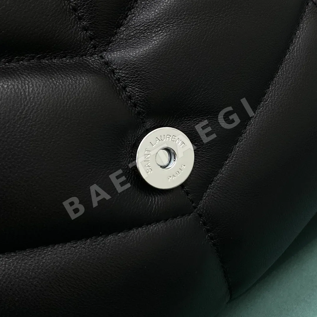생로랑 LOOLOU PUFFER 퀼팅 램스킨 미디움 가방 상세 이미지 5