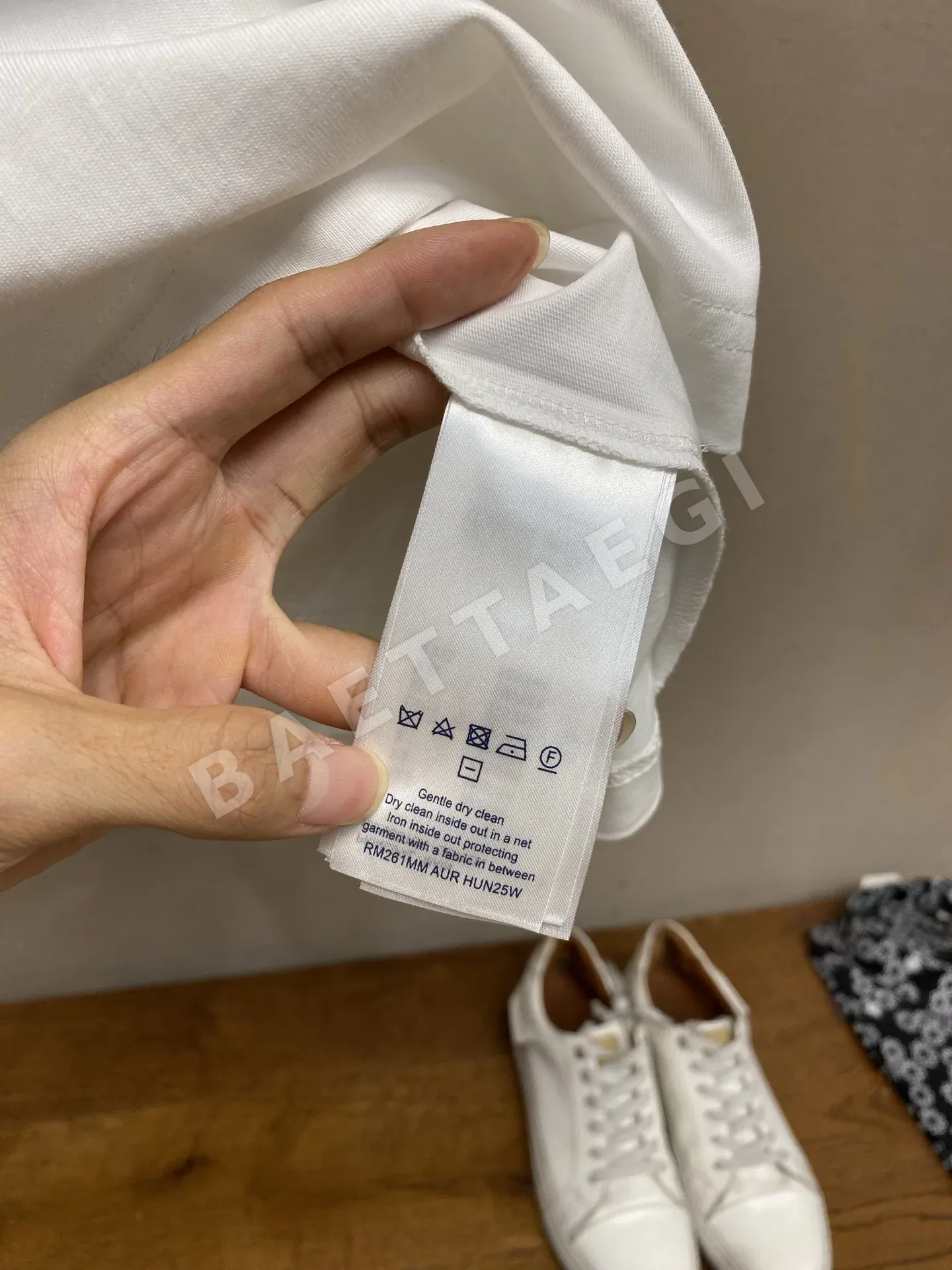 루이비통 골드 로고 포켓 남성 반팔 티셔츠 상세 이미지 8