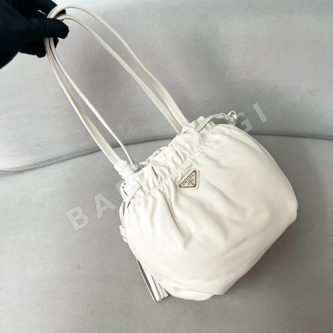프라다 소프트 그레인 양가죽 클라우드백 가방 1BG541 상세 이미지 2