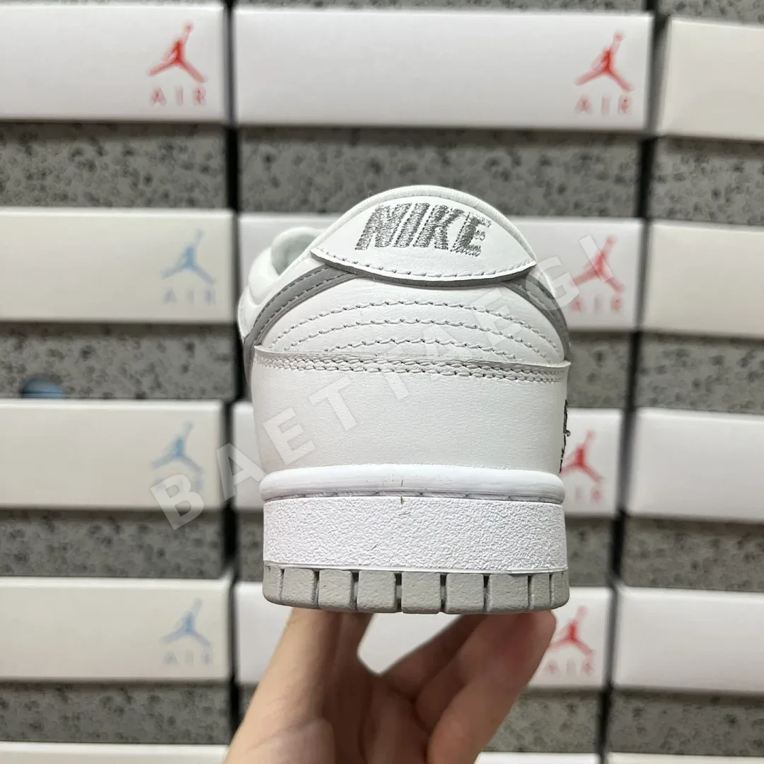 나이키 [AY] SB 덩크 로우 HQ8487-100 201034 Nike SB Dunk Low Supreme 94 White Metallic 상세 이미지 5