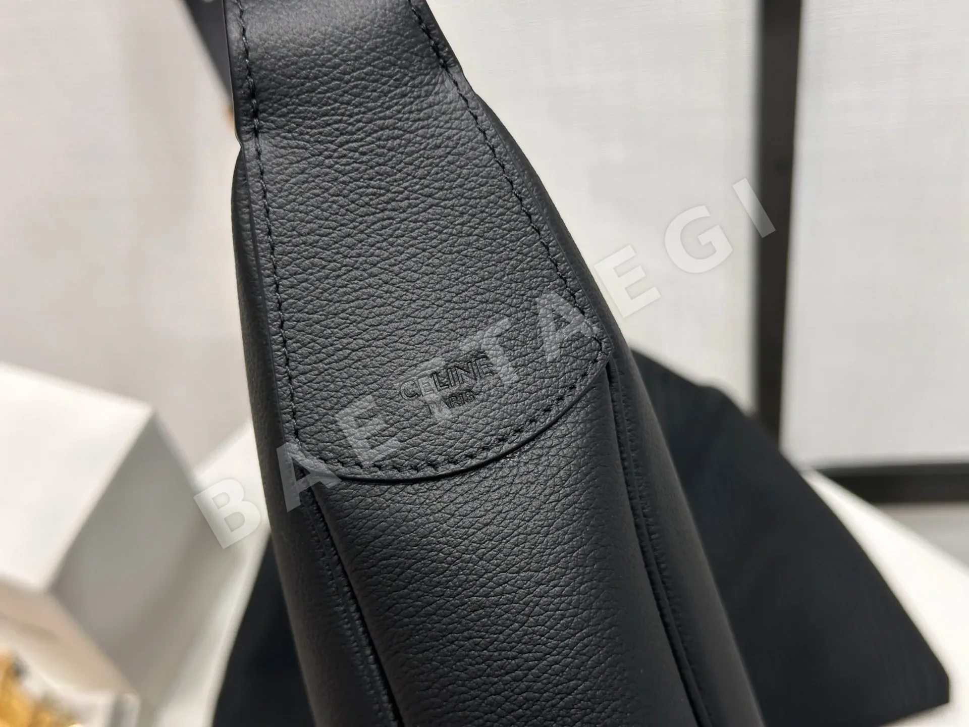 셀린느 블랙 카프스킨 지퍼 숄더백 상세 이미지 5