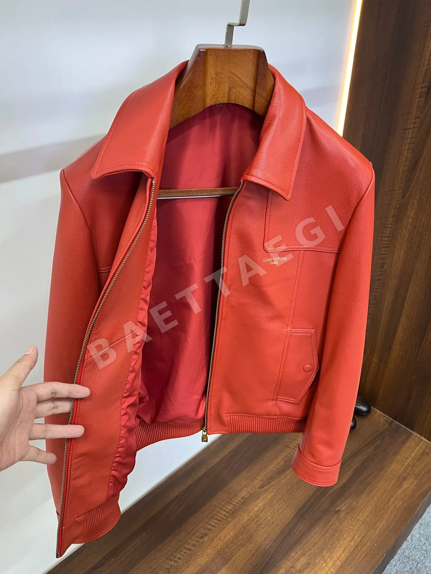 루이비통 LV 페블드 가죽 라펠 봄버 자켓 상세 이미지 3