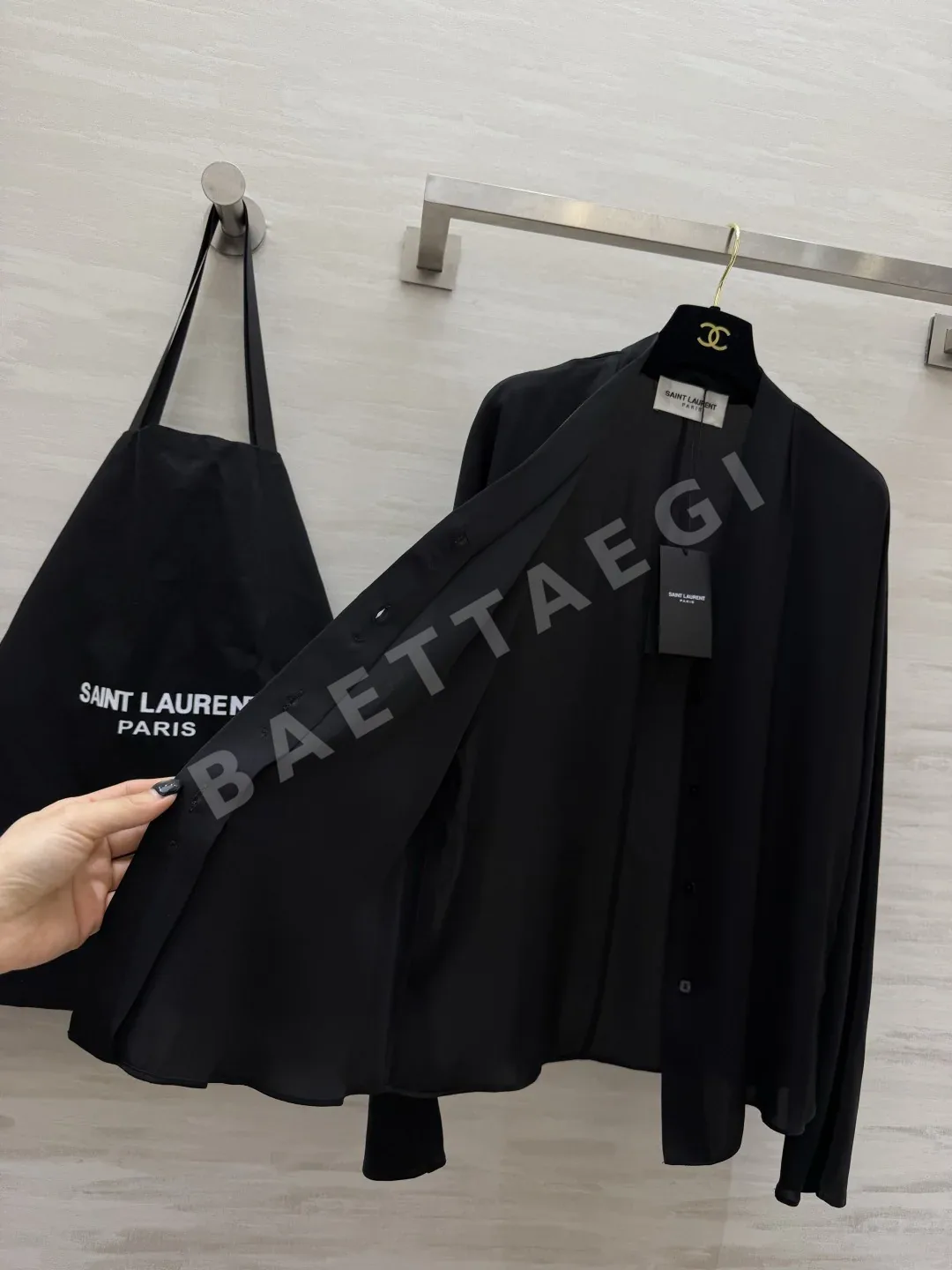 생로랑 실크 새틴 V넥 여성 셔츠 상세 이미지 8
