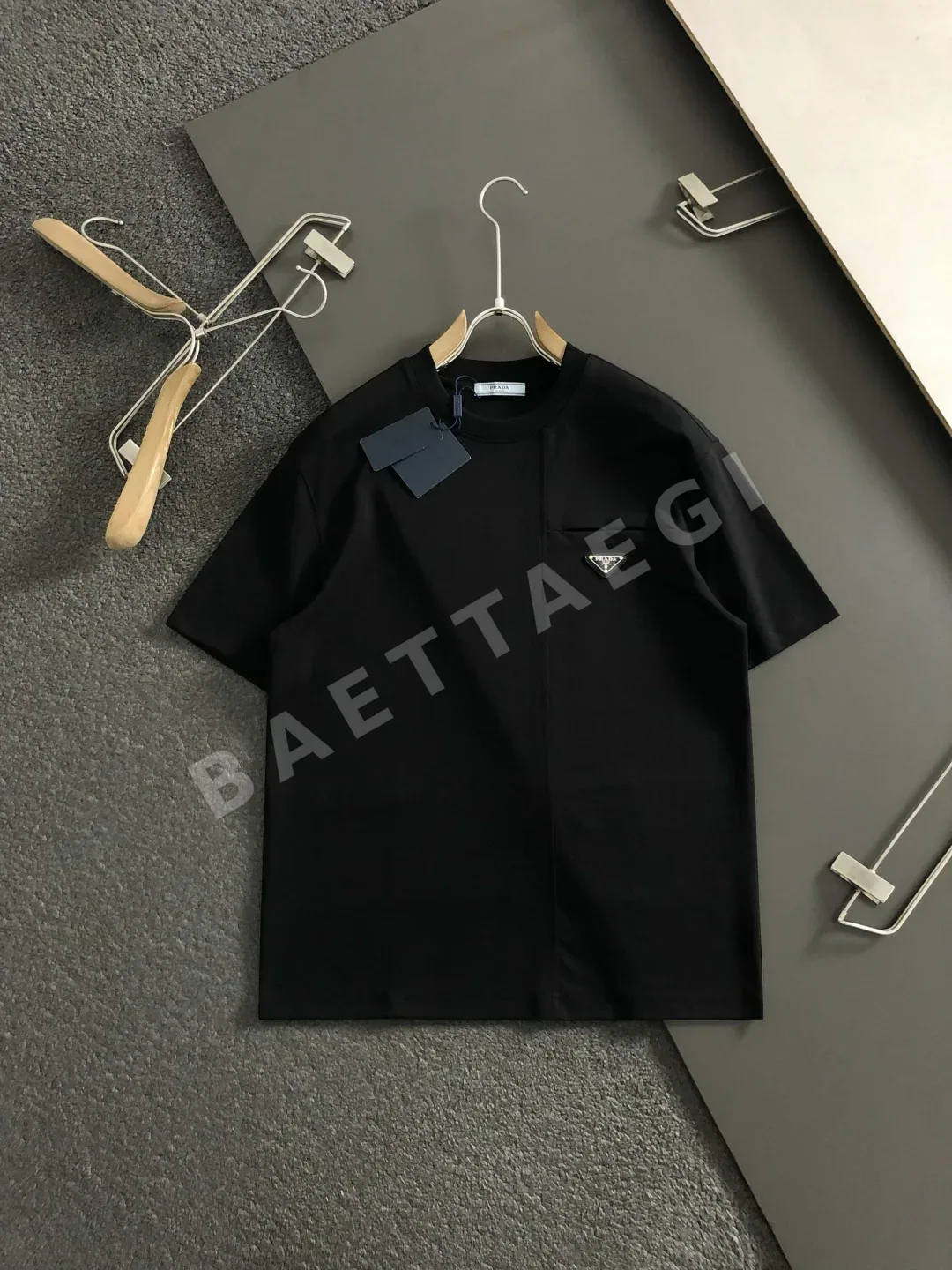 프라다 메탈릭 로고 포켓 남성 반팔 티셔츠 상세 이미지 2