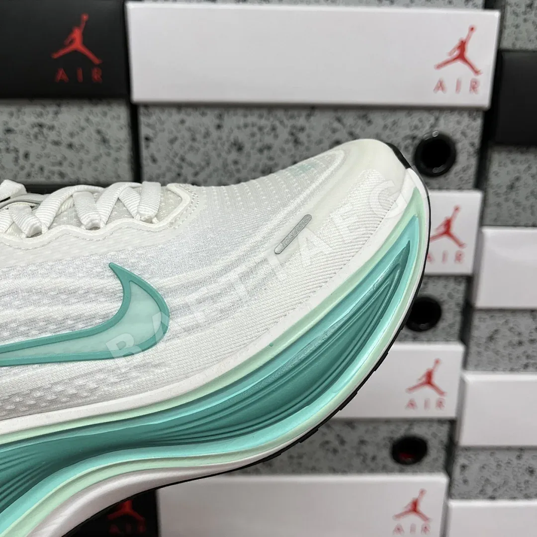 나이키 줌 보메로 18 HV8154-100 201115 Nike Zoom Vomero 18 상세 이미지 2